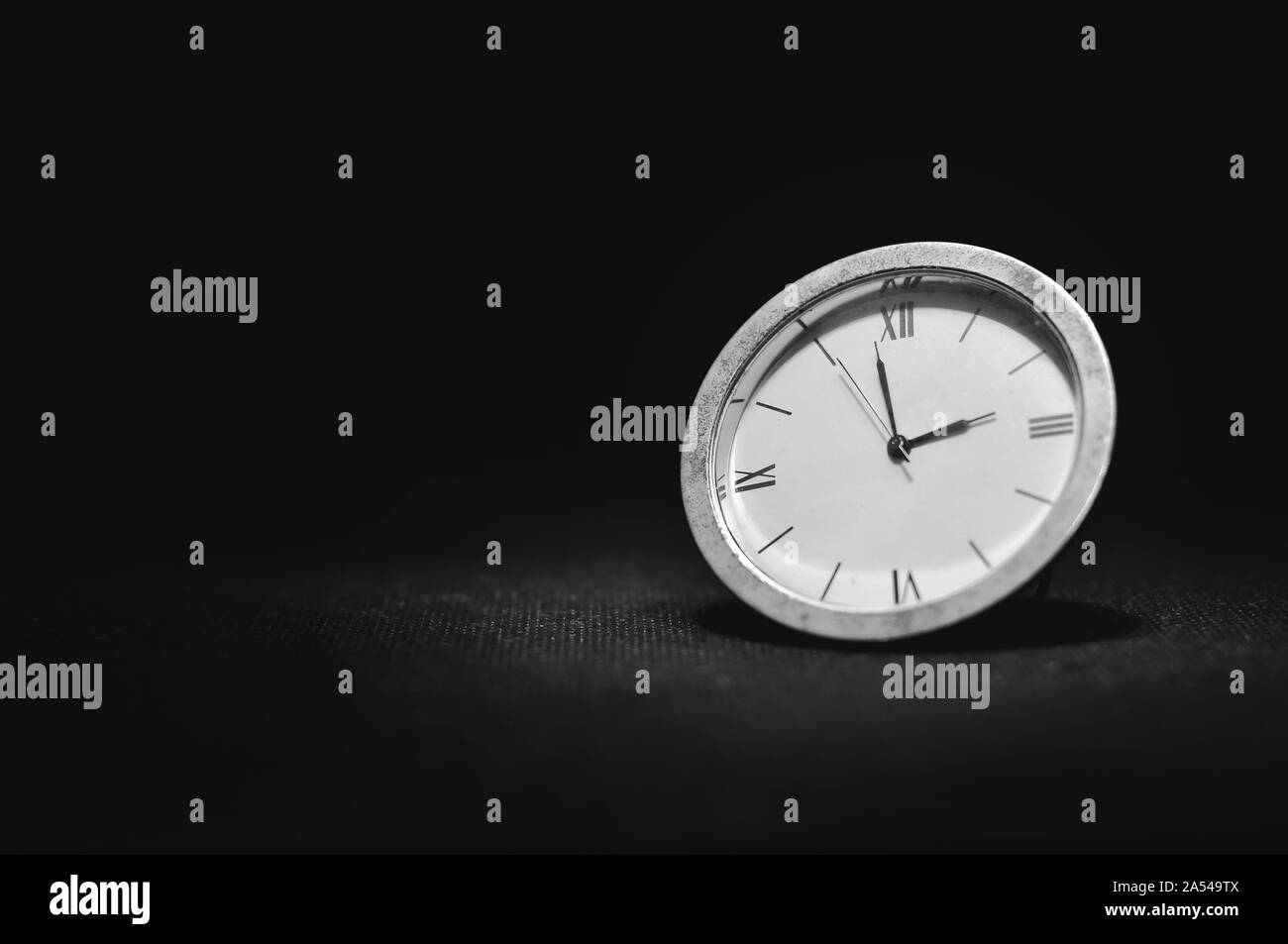 Gebrochene vintage Uhr drop auf einer Etage. Dramatische Zeit im Rampenlicht Konzept. Verlust in der Zeit Konzept. Stockfoto