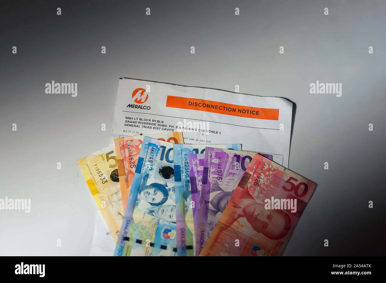 MERALCO Trennung Bekanntmachung der lokalen philippinischen Electric Company mit verschiedenen cash Denominationen in philippinischen Peso Währung. Stockfoto