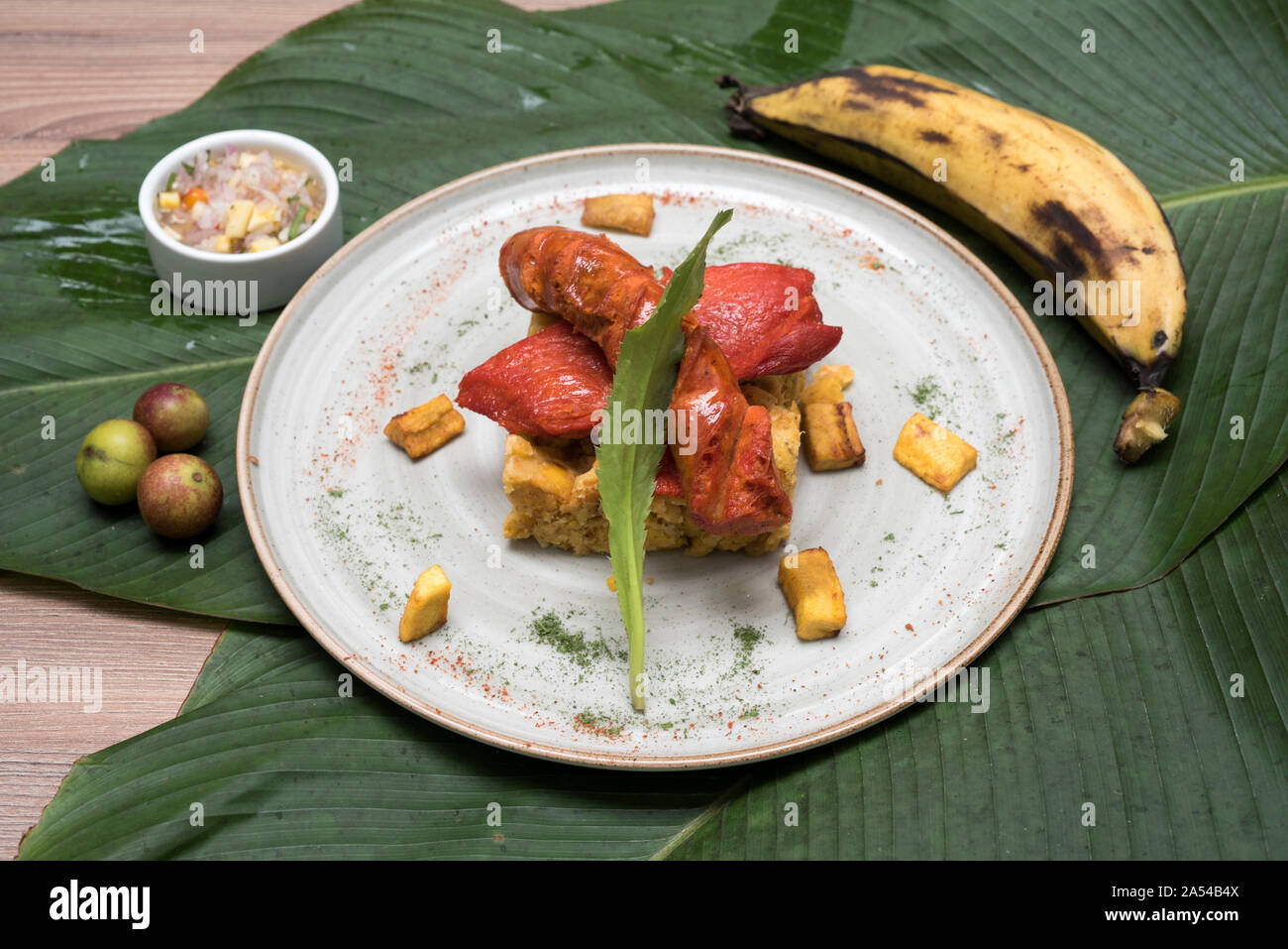 TACACHO Y CECINA Plato tradicional de la Selva Peruana. Stockfoto