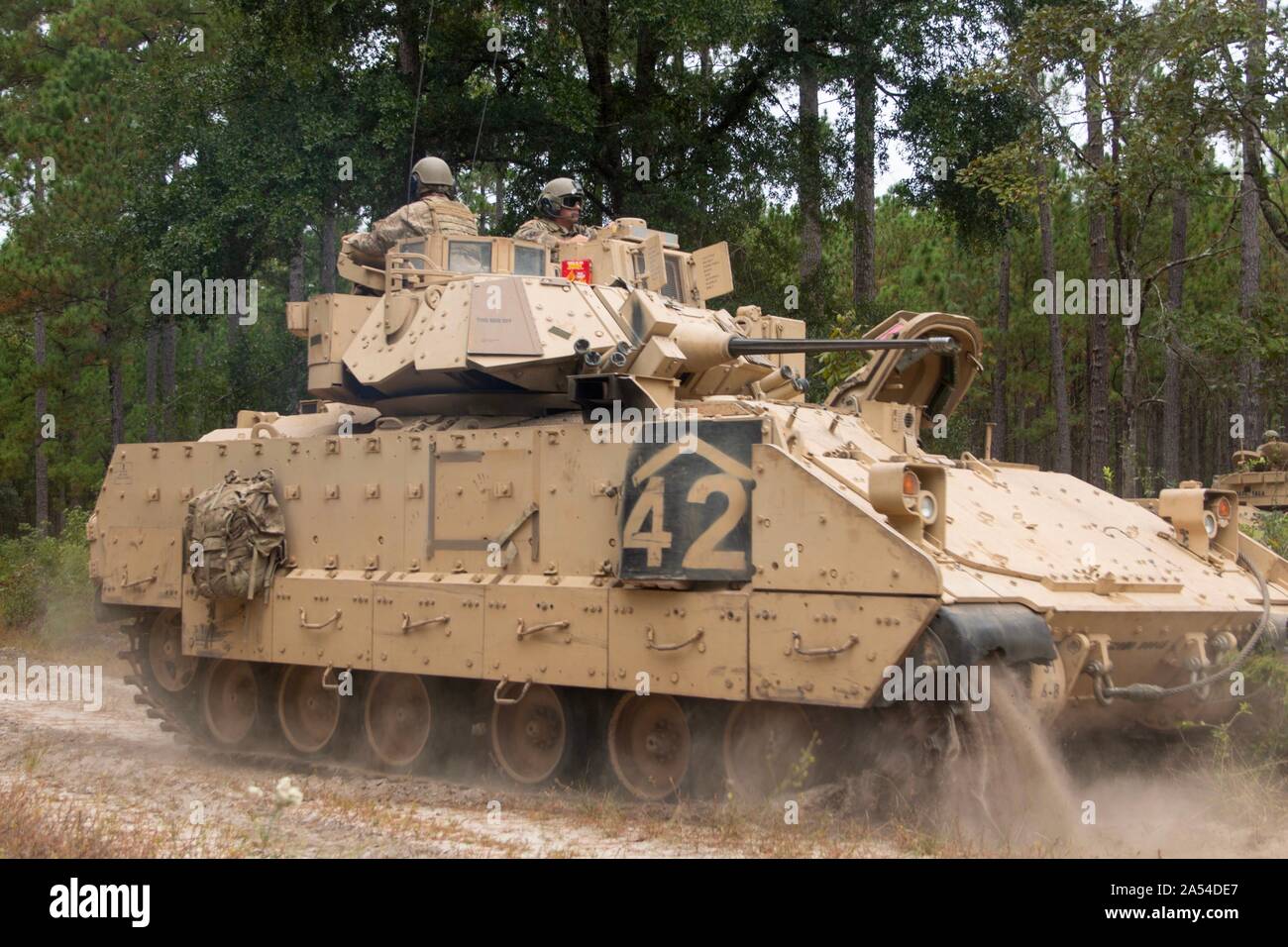 M2A2 Bradley Fighting Fahrzeug Bravo Truppe, 6 Squadron, 8th Cavalry Regiment, 2. gepanzerte Brigade Combat Team zugewiesen, führt eine Route taktisch Aufklärungsmission während Gila Fokus in Fort Stewart, Ga., Oct 9. Bravo Truppe unterstützt der 9. Brigade Engineer Battalion und andere Spartan Einheiten durch die Gegend, Zone, und Route Aufklärungsmissionen. (U.S. Armee Foto von SPC. Christian Davis/freigegeben) Stockfoto