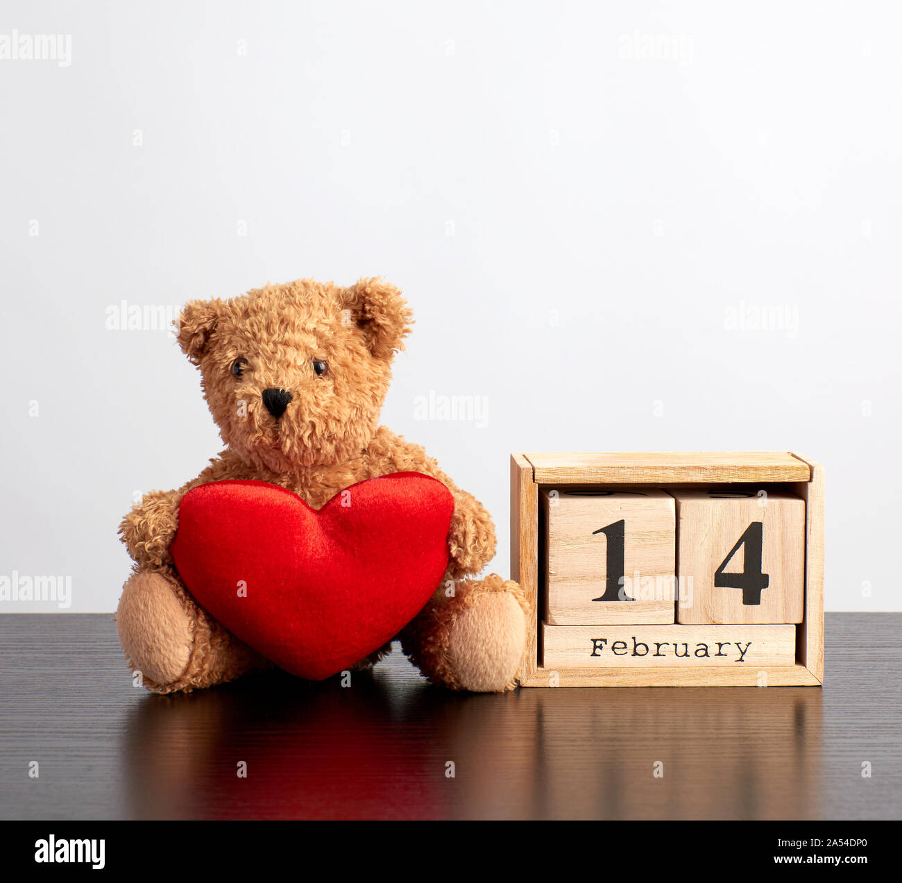 Holz- Kalender der Würfel mit dem Datum des 14. Februar und einem braunen  Teddybär auf einem Schwarzen Tisch, Valentinstag Feier Stockfotografie -  Alamy