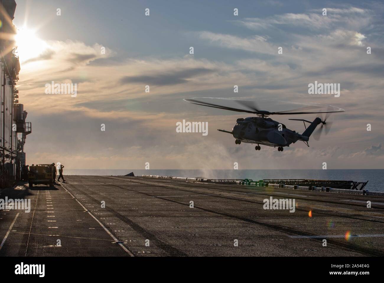 191015-N-WH 681-1074 ATLANTIK (Okt. 2010) 15, 2019) Ein CH-53E Super Stallion landet auf dem Flugdeck des Wasp-Klasse amphibisches Schiff USS Kearsarge (LHD3). Kearsarge unterwegs ist die Durchführung von routinemäßigen Schulung. (U.S. Marine Foto von Mass Communication Specialist 2. Klasse Casey Moore/Freigegeben) Stockfoto