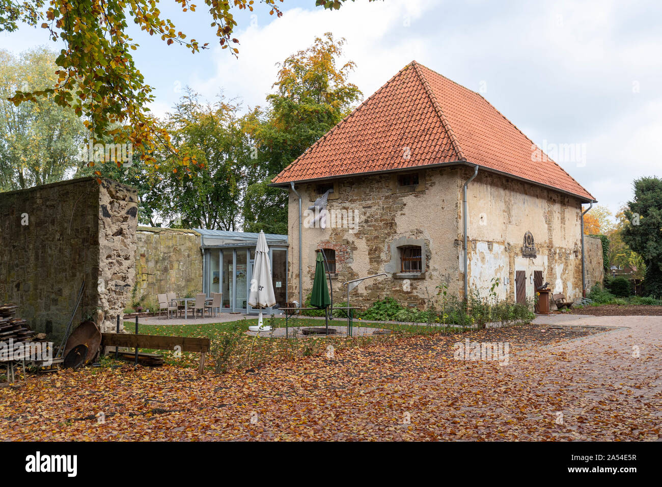 16. Oktober 2019, Niedersachsen, Fürstenau: Ansicht des ehemaligen Beamten Gefängnis auf der Insel der Gemeinde. Das Hotel bietet seinen Gästen sechs Zellen mit je zwei Betten. Das ehemalige Gefängnis war von 1720 bis 1972 für die Unterbringung von Gefangenen benutzt. Foto: Friso Gentsch/dpa Stockfoto