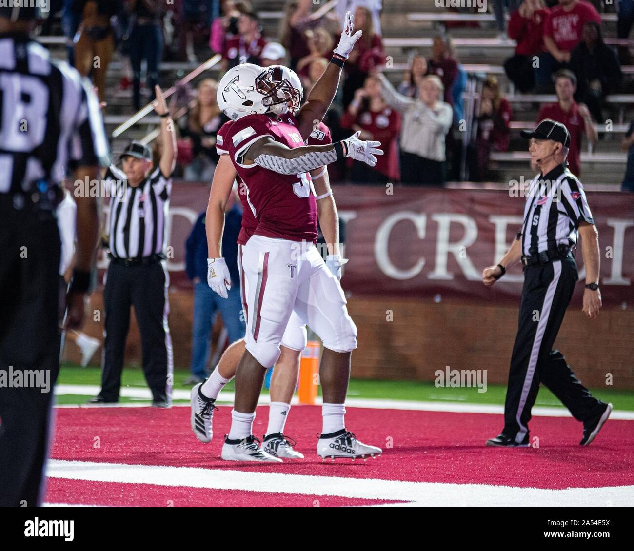 Troy, Alabama, USA. 16 Okt, 2019. Troy, Alabama''" am Mittwoch, den 16. Oktober 2019, die Troy University Trojaner Gastgeber Universität von South Alabama Jaguare in die jährliche Schlacht für den Riemen Rivaly Spiel am Veterans Memorial Stadium. TROY RB TREVON WOOLFOLK feiert nach einem hetzenden Touchdown laufen. Trojaner ziehen spät weg die Jaguare 37-13 zu schlagen. Quelle: Jeremy Raines/ZUMA Draht/Alamy leben Nachrichten Stockfoto