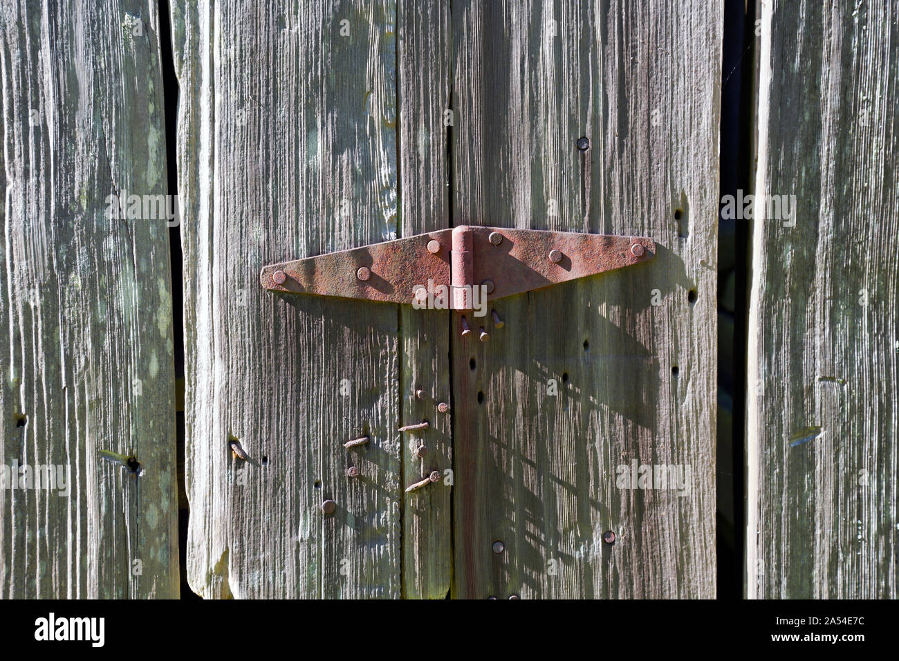CA 03726-00 ... Kalifornien - Rusty hing auf dem historischen Lyons Schafe Ranch in die kahlen Hügel sind von Redwoods National Park. Stockfoto