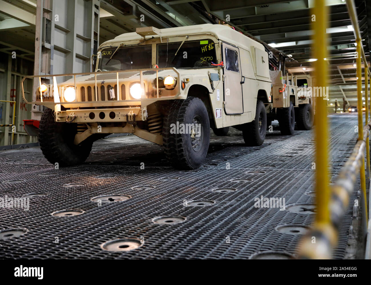 Die ersten Fahrzeuge werden aus dem Entladen Green Ridge Roll-on-Roll-off-Frachter in Riga, Lettland am Okt. 16, 2019. 1 Bataillon 9 Reiterregiment hat über 300 Stücke der Ausrüstung und ca. 500 Soldaten zu trainieren mit den Partnern und Verbündeten in der Unterstützung der Atlantischen lösen. (U.S. Armee Foto von Sgt. Benjamin Northcutt, 21 Theater Sustainment Command) Stockfoto