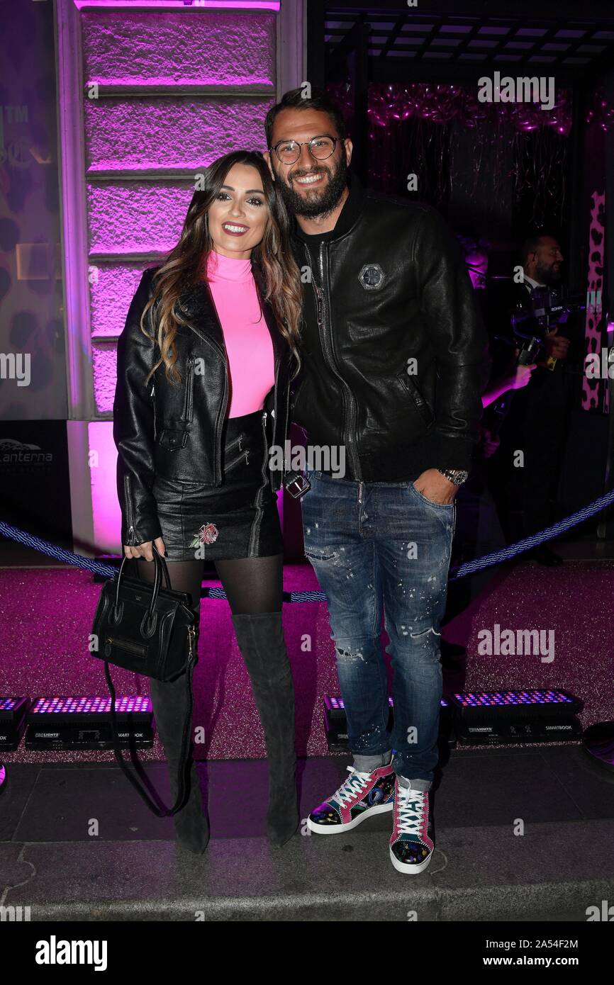 Rom, Italien. 17 Okt, 2019. Rom, Via del Babuino Einweihung der neuen Boutique von Philipp Plein, Im Bild: Alessia Macari mit ihrem Mann Oliver Kragl Credit: Unabhängige Fotoagentur/Alamy leben Nachrichten Stockfoto