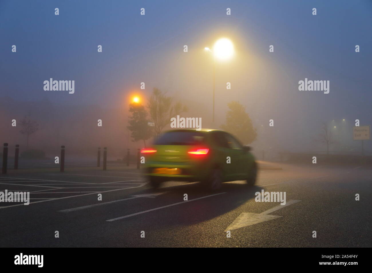 Autofahren in einer nebligen Nacht Stockfoto