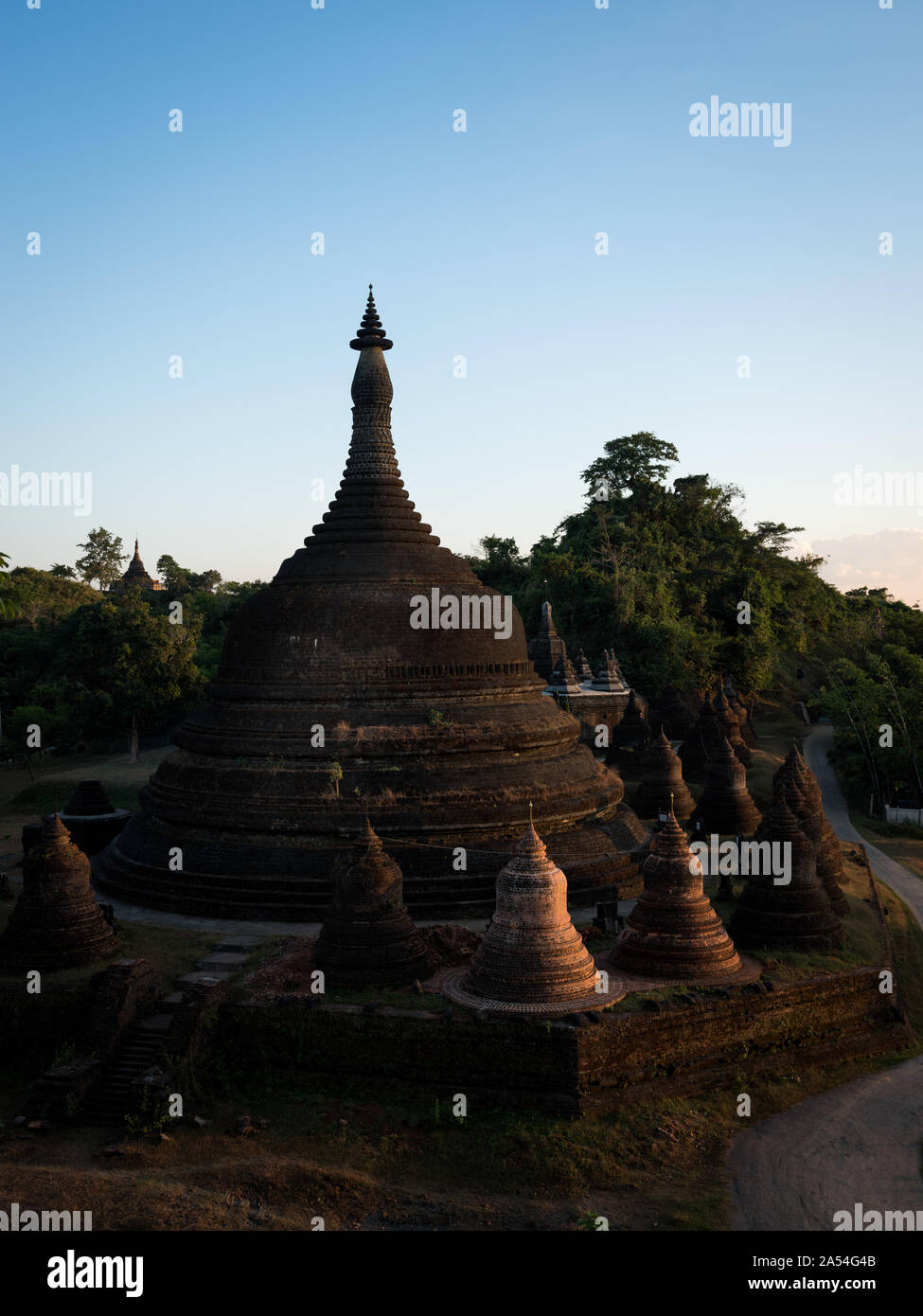 MRAUK U, MYANMAR - ca. Dezember 2017: Andaw-Thein Tempel Stupa bei Sonnenuntergang in Mrauk U, Rakhine State. Stockfoto