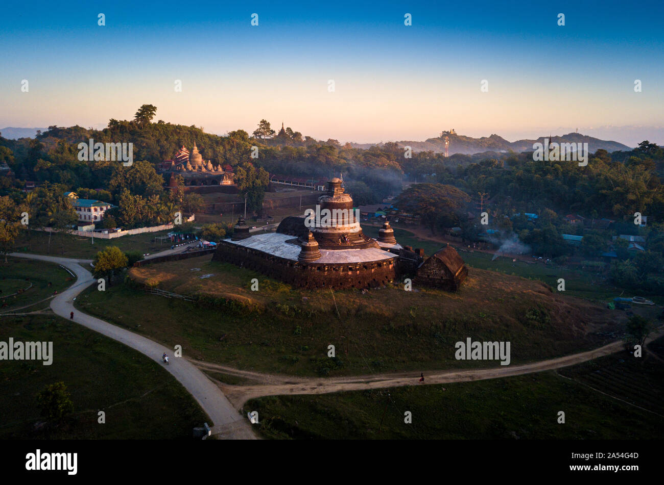 MRAUK U, MYANMAR - ca. Dezember 2017: Htukkanthein Tempel Stupa bei Sonnenuntergang in Mrauk U, Rakhine State. Stockfoto