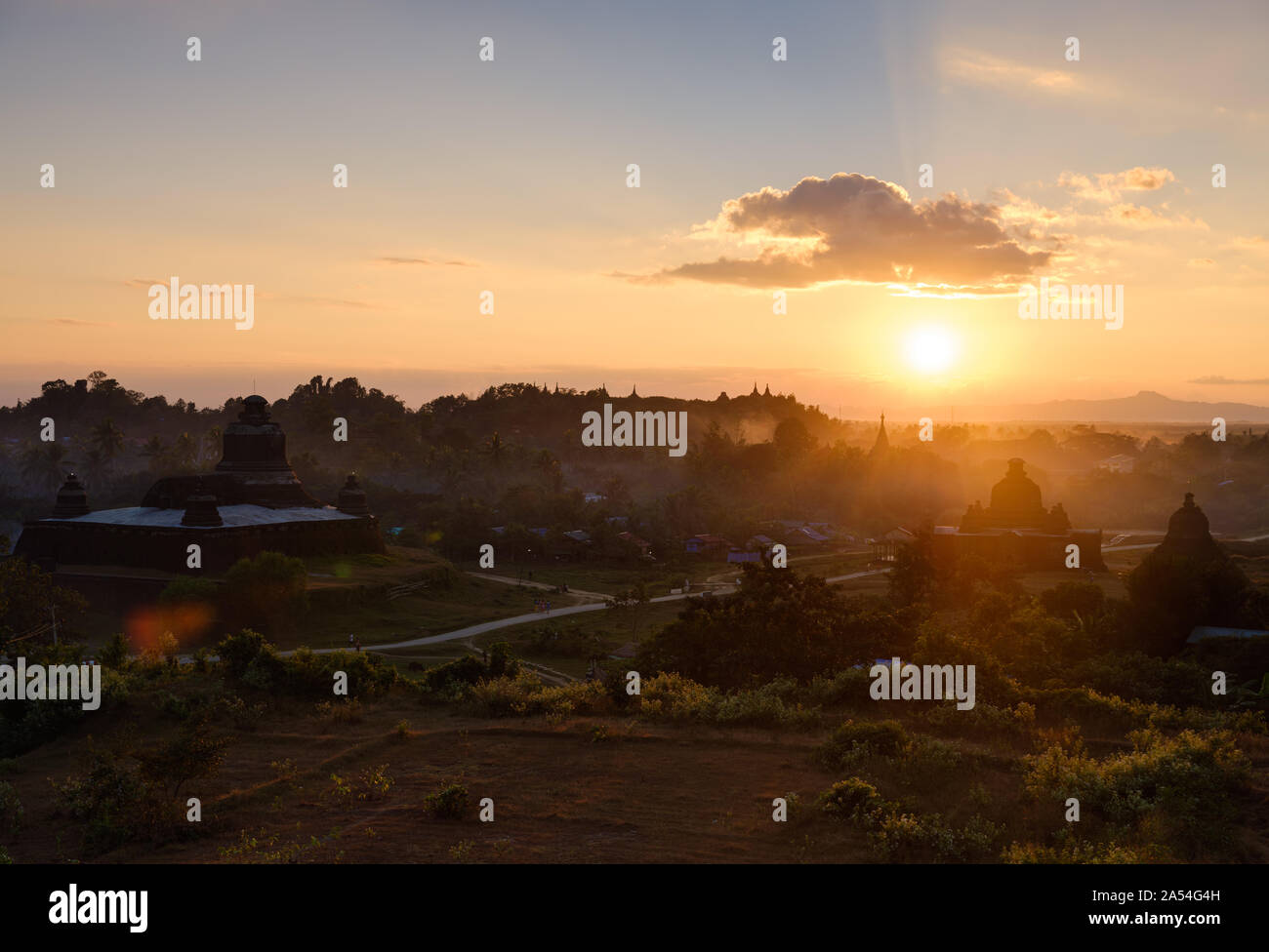 MRAUK U, MYANMAR - ca. Dezember 2017: Htukkanthein Tempel Stupa bei Sonnenuntergang in Mrauk U, Rakhine State. Stockfoto