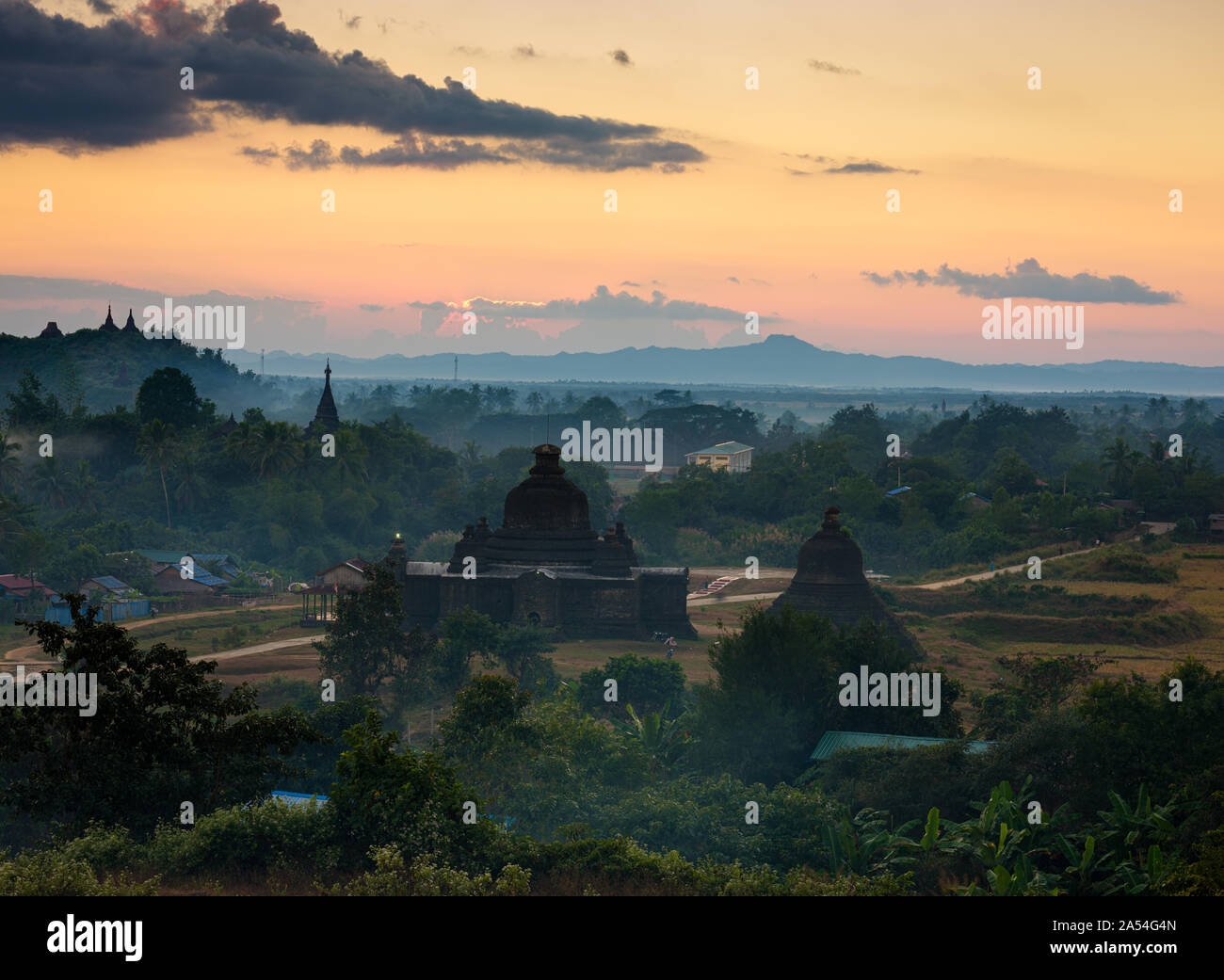 MRAUK U, MYANMAR - ca. Dezember 2017: Sonnenuntergang über den Hügeln von Mrauk U in Myanmar Stockfoto