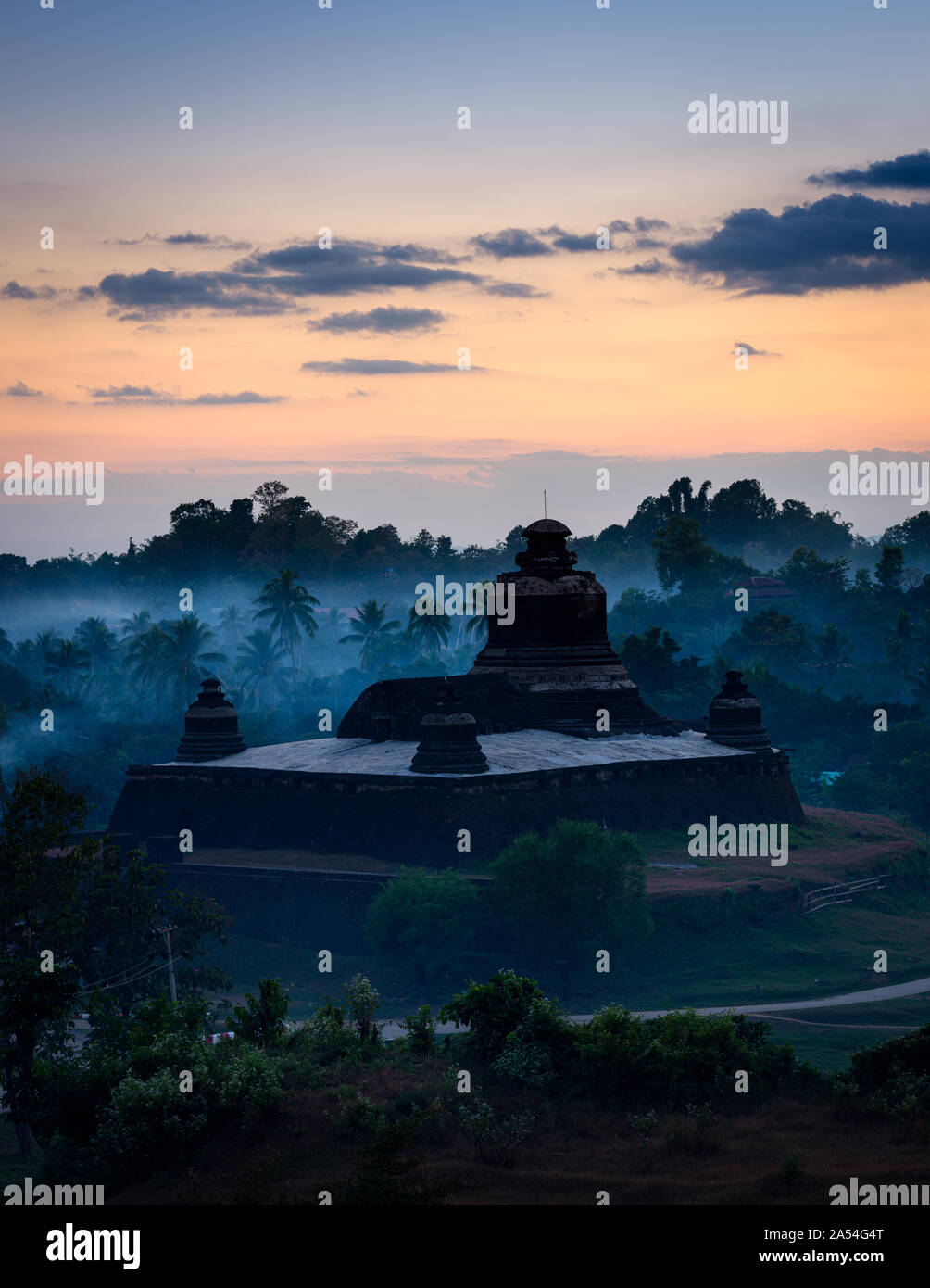 MRAUK U, MYANMAR - ca. Dezember 2017: Htukkanthein Tempel Stupa bei Sonnenuntergang in Mrauk U, Rakhine State. Stockfoto