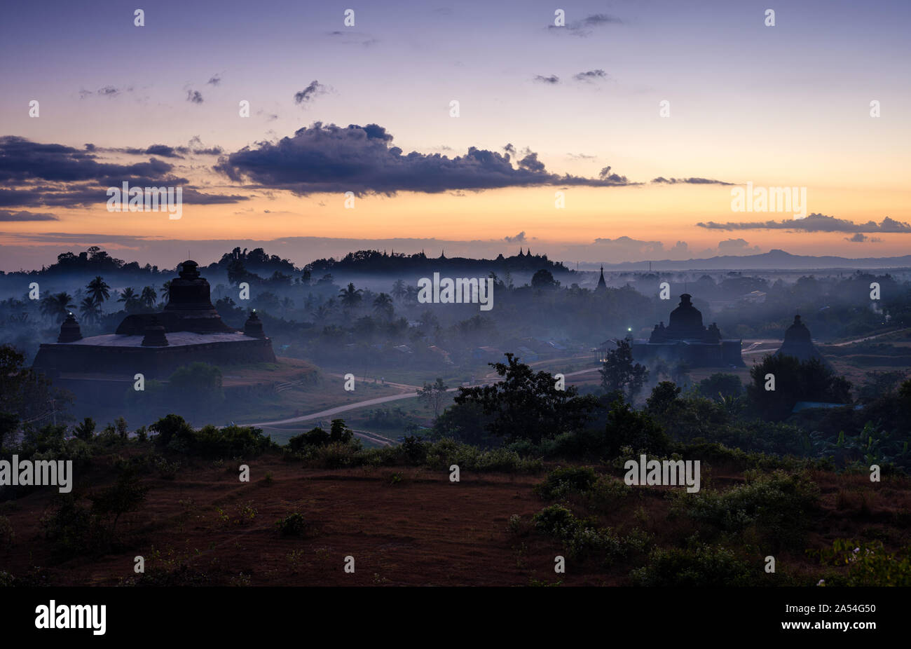 MRAUK U, MYANMAR - ca. Dezember 2017: Sonnenuntergang über den Hügeln von Mrauk U in Myanmar Stockfoto