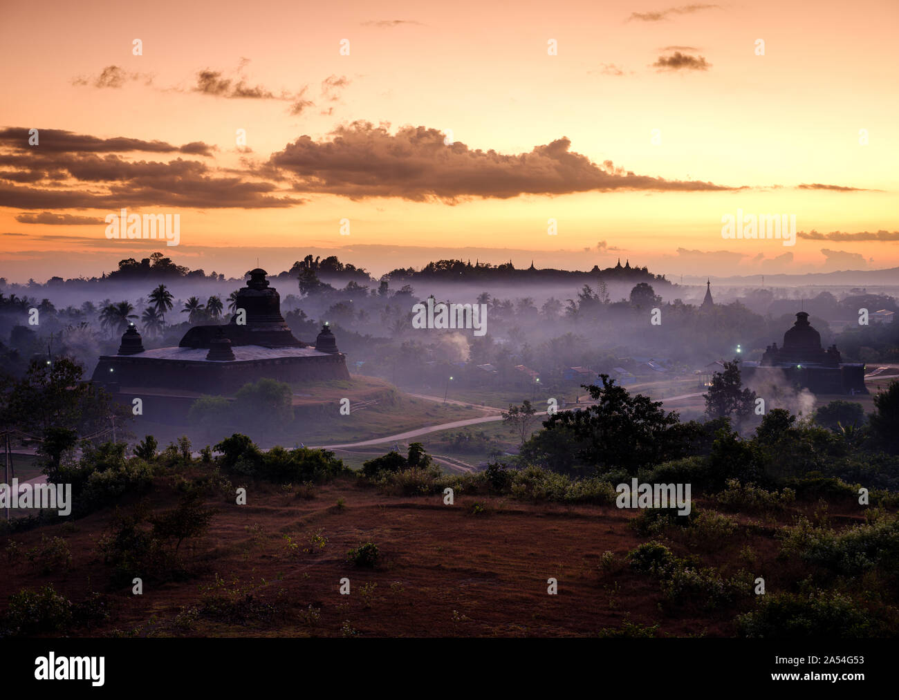 MRAUK U, MYANMAR - ca. Dezember 2017: Sonnenuntergang über den Hügeln von Mrauk U in Myanmar Stockfoto