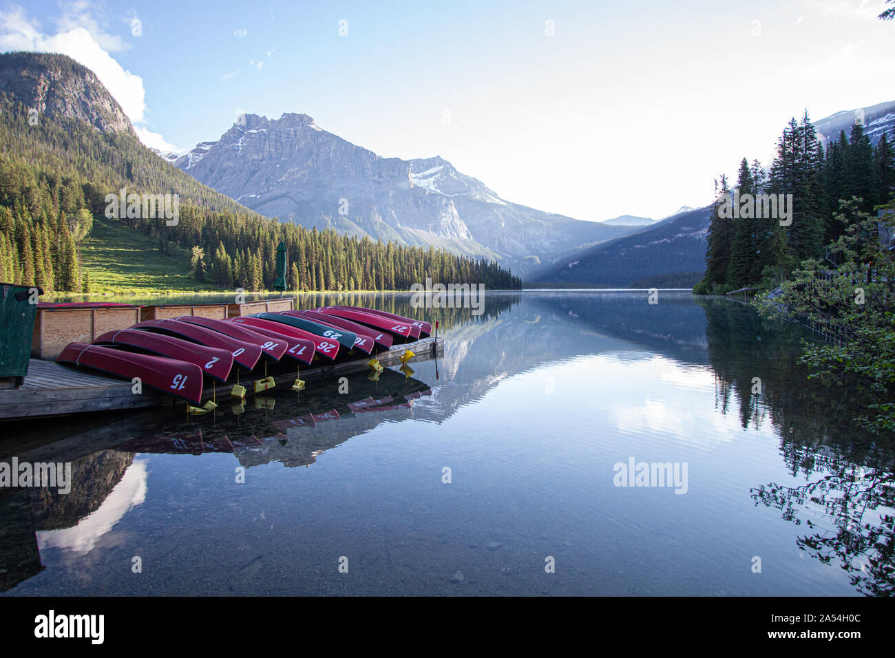 Kanuverleih Kabine von Emerald Lake Kanada bei Sonnenaufgang Stockfoto