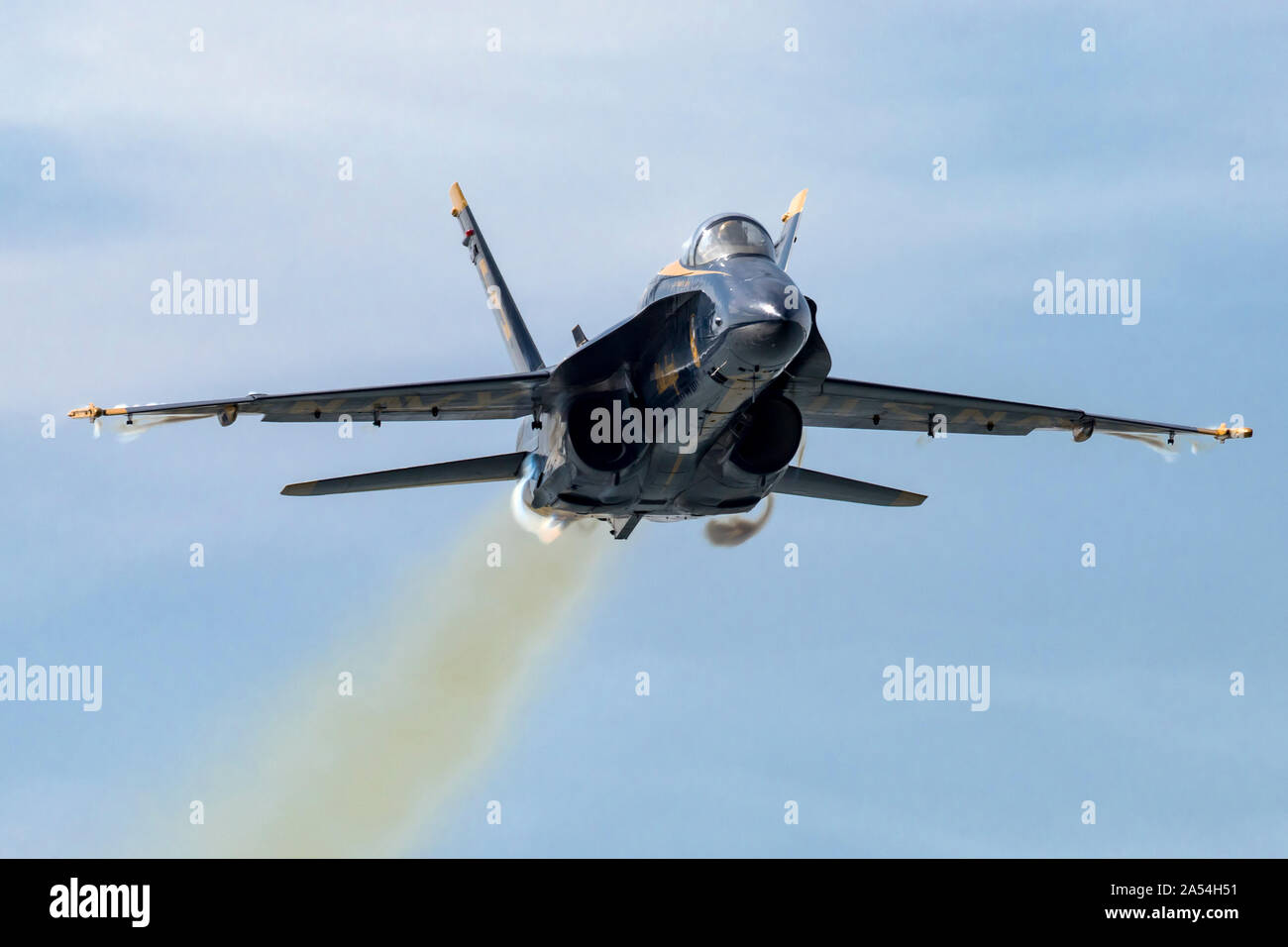 Blue Angels Lead Solo von Lcdr Brandon Kempler Durchgänge geflogen Ansätze der Airshow bei der Sneak Pass manövrieren. Stockfoto