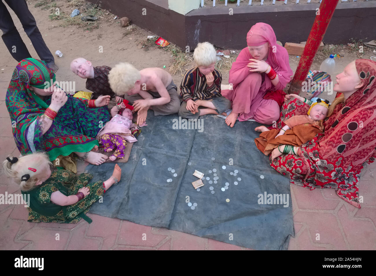 Die Mitglieder der erweiterten Familie, Indische albino Albino albino Frauen und Kinder, um Spenden in Udipi, Karnataka Stockfoto