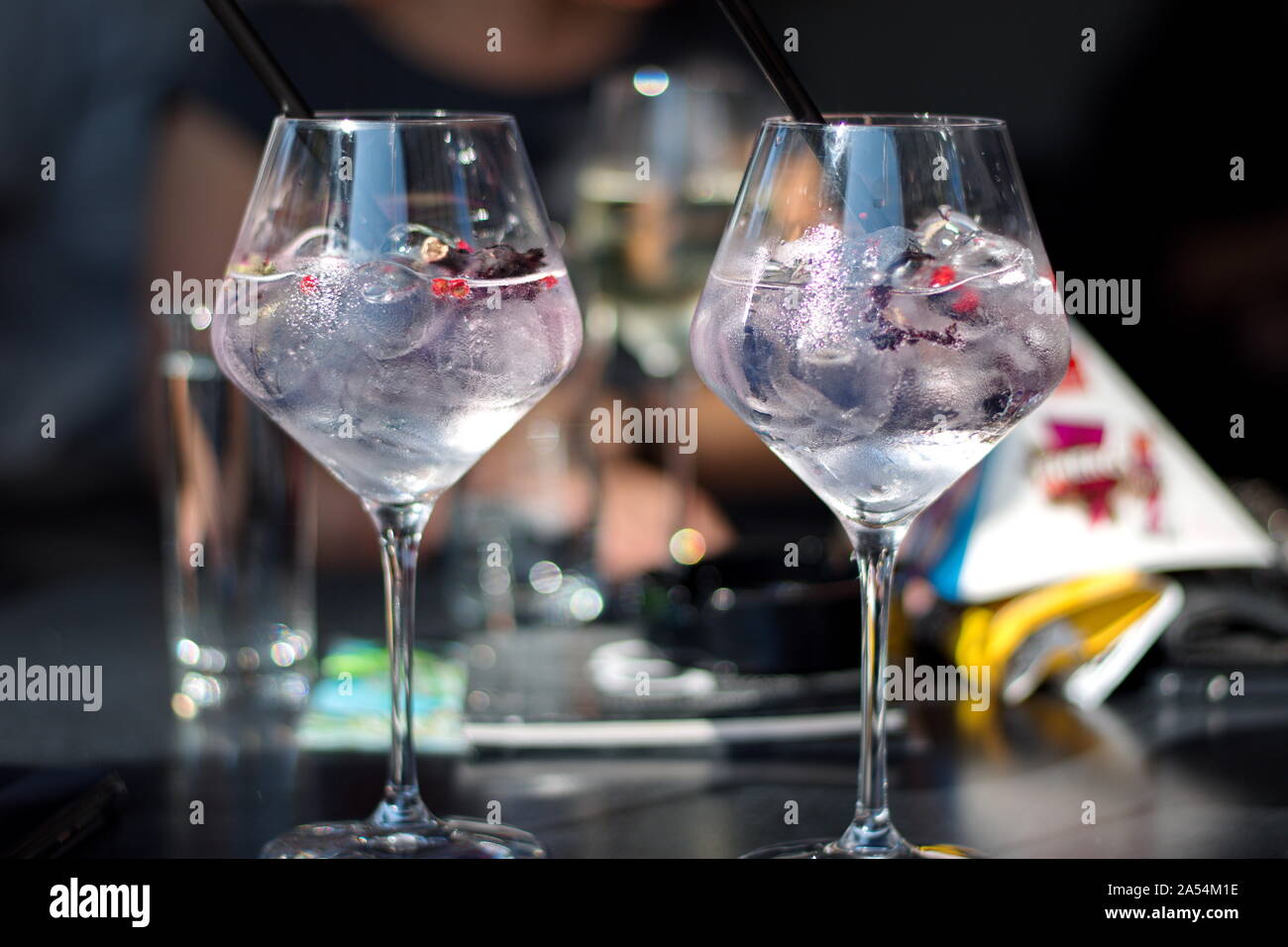 Nahaufnahme der Cocktail im eleganten Brille Stockfoto