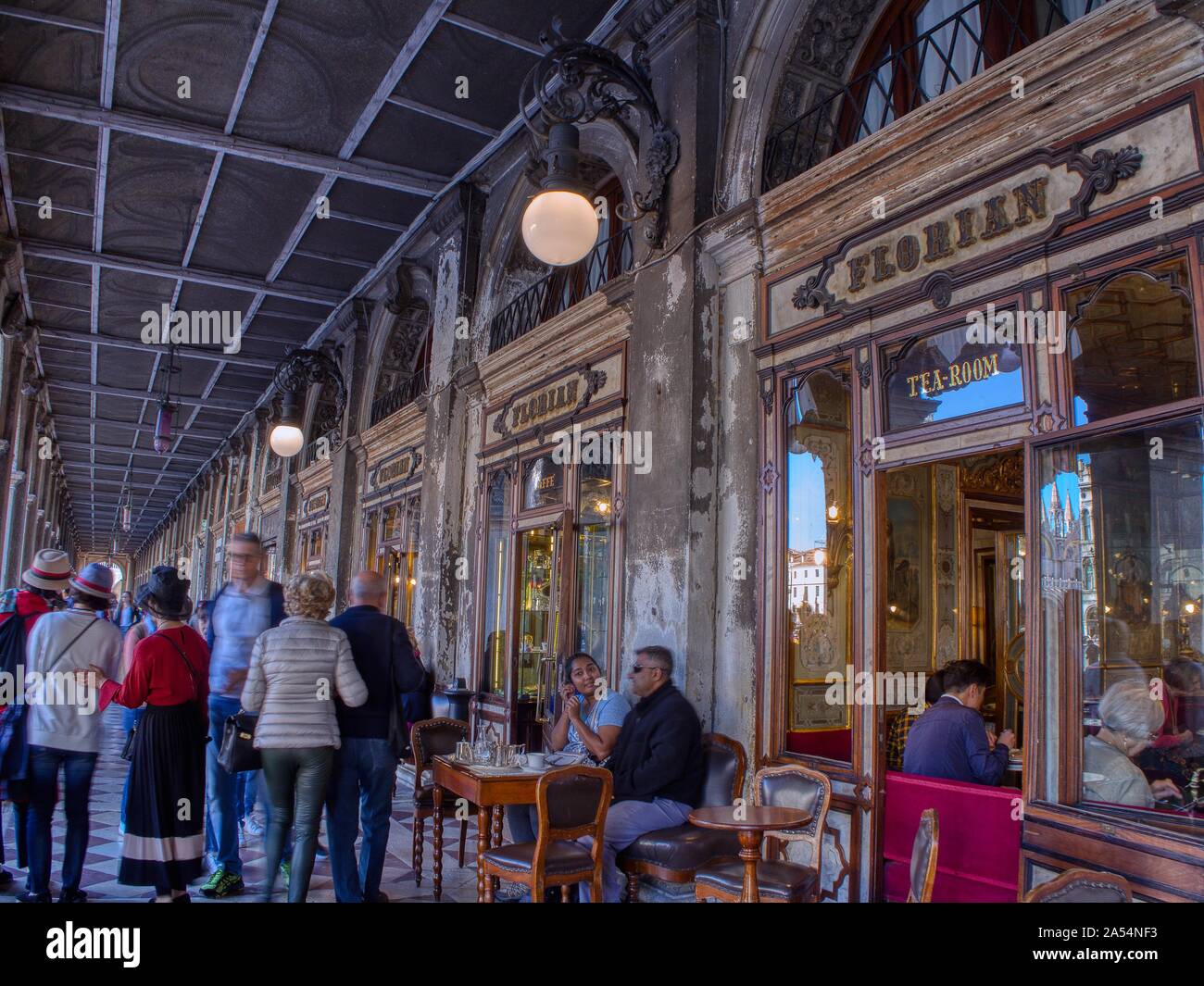 Venedig, Italien, 11. Oktober 2019. Das legendäre Café Florian auf der Piazza di San Marco. Es ist eine große Touristenattraktion aufgrund seiner zentralen Lage und t Stockfoto