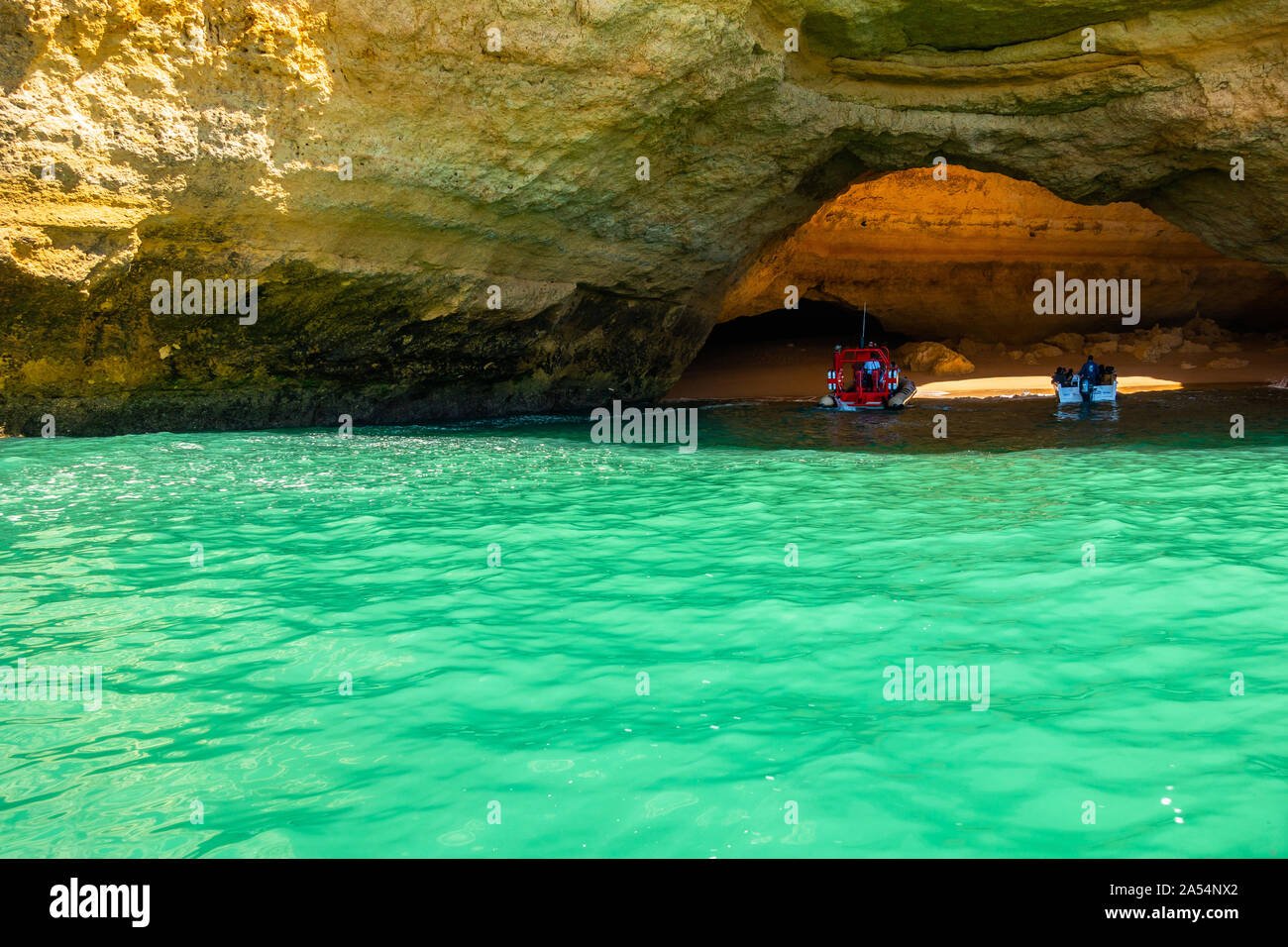 Die berühmten benagil Höhle (Algar De Benagil) ist zugänglich nur durch Wasser, ein Boot oder ein Kajak, Lagoa, Algarve, Portugal Stockfoto