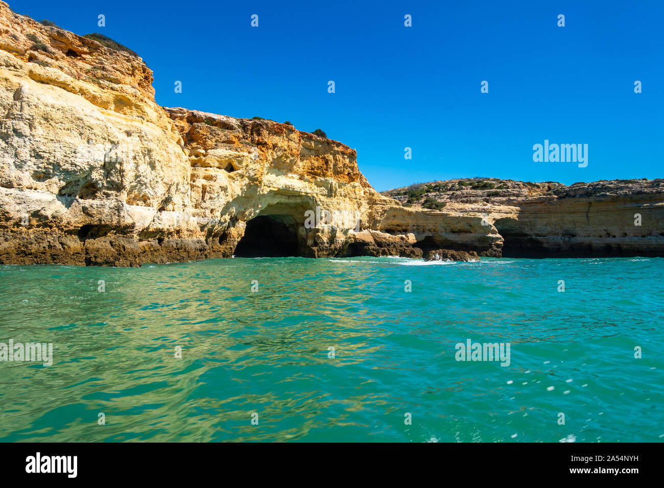 Landschaft der Algarve Küste hat viele Höhlen innerhalb der Klippen mit Blick auf den Atlantik, Portugal Stockfoto