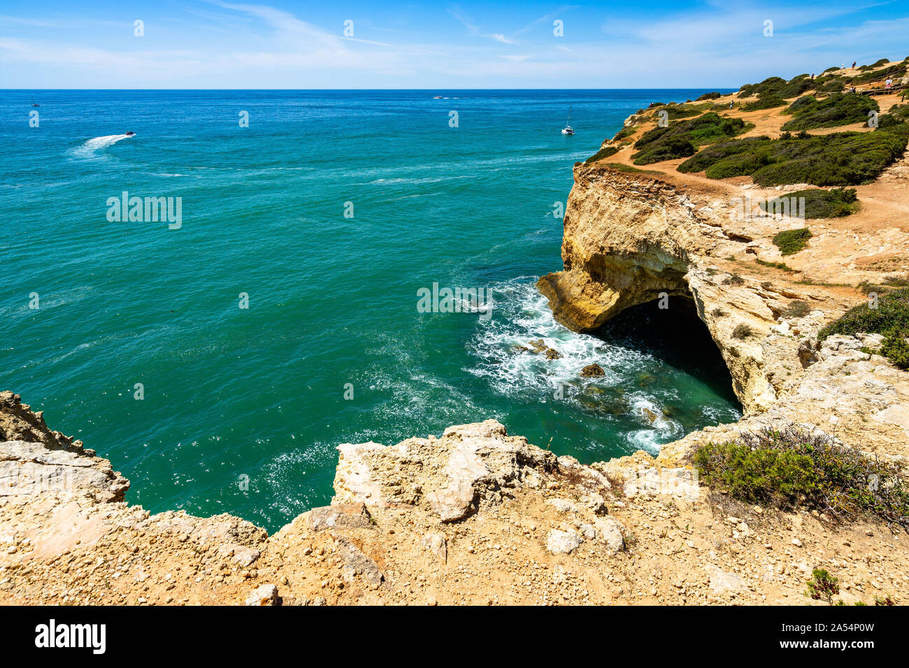 Marine auf den Klippen mit Blick auf den Atlantischen Ozean über dem Benagil Höhle (Algar de Banagil), Lagoa, Portugal Stockfoto