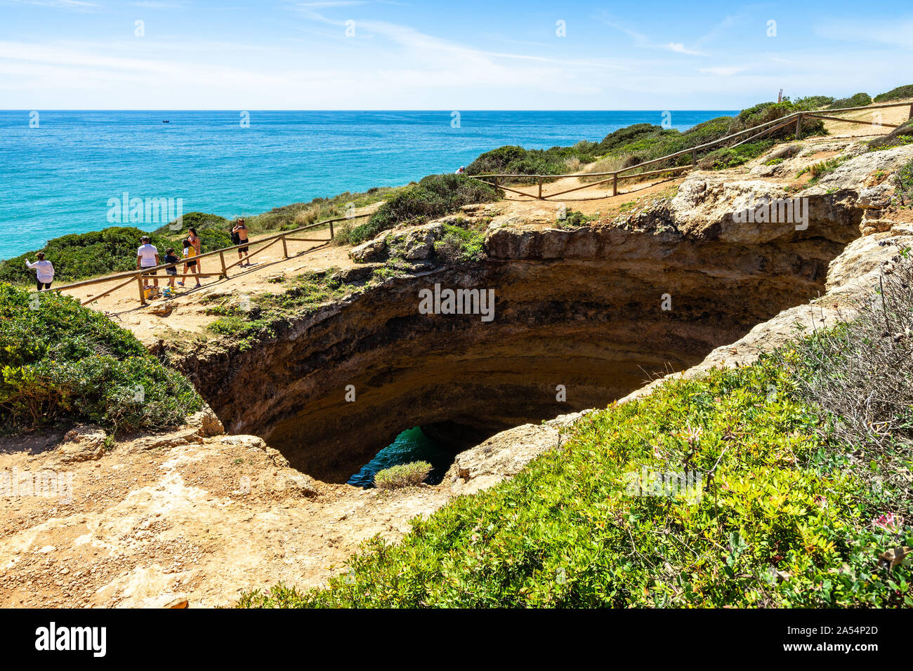Das große Loch auf den Klippen oberhalb der Höhle Algar De Benagil (Banagil). Lagoa, Algarve, Portugal, April 2019 Stockfoto