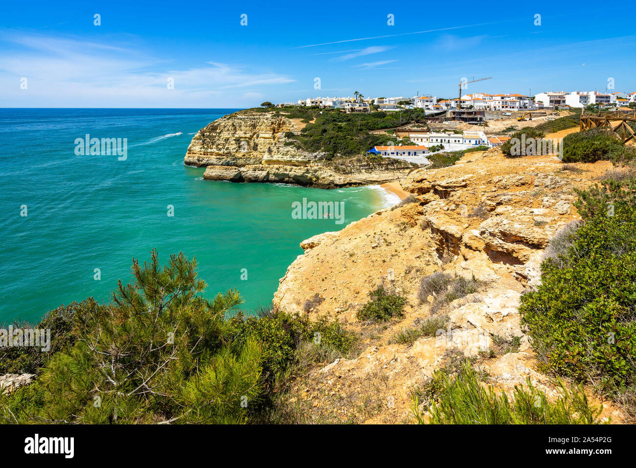 Malerische Algarve Küste Landschaft in der Nähe von Beangil Strand. Die Algarve ist ein sehr beliebtes Urlaubsziel in Portugal Stockfoto
