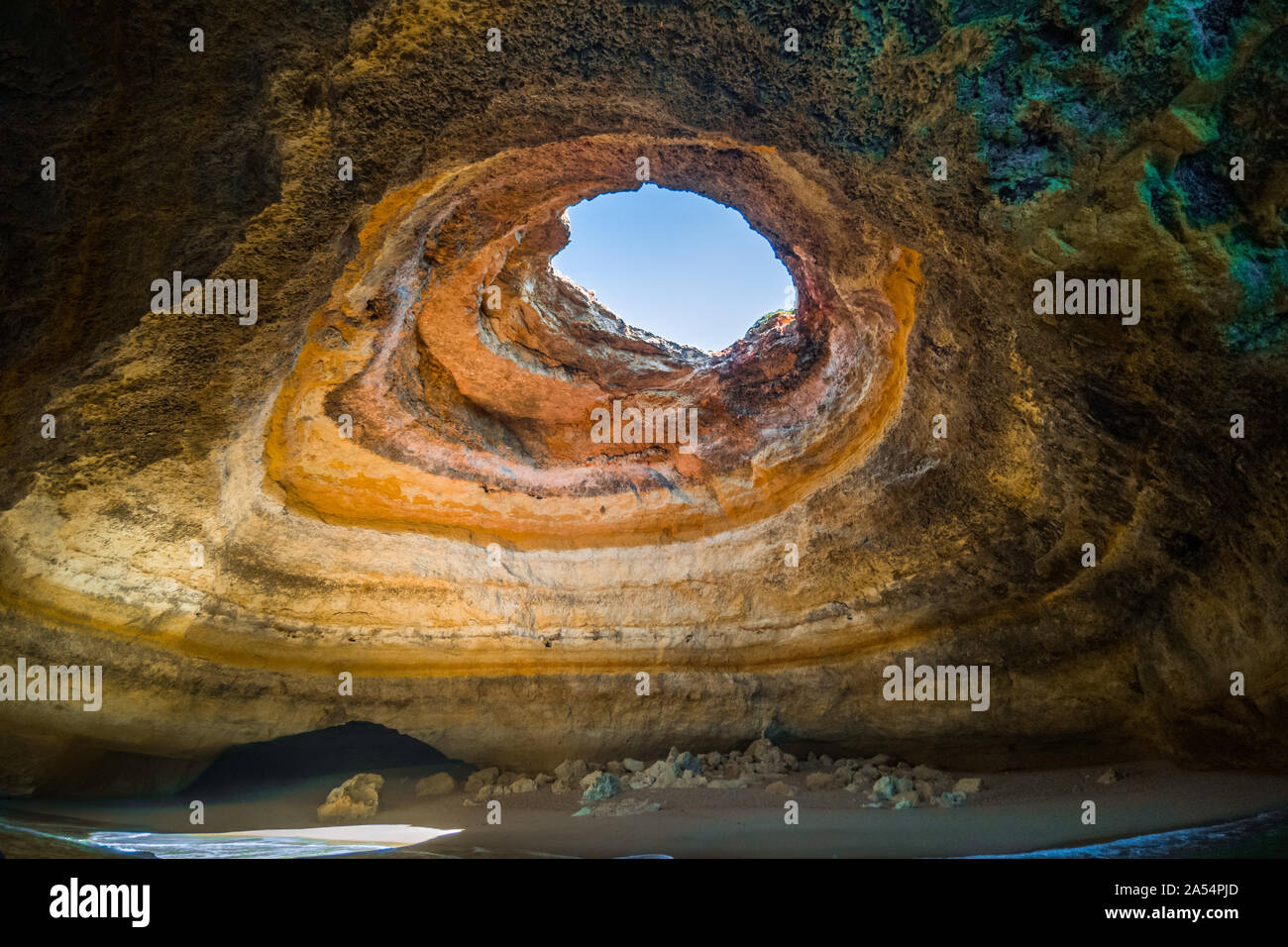 Die berühmten benagil Höhle ist als Benagil Kathedrale aufgrund der verschiedenen Bögen es Formen, Algarve, Portugal Stockfoto