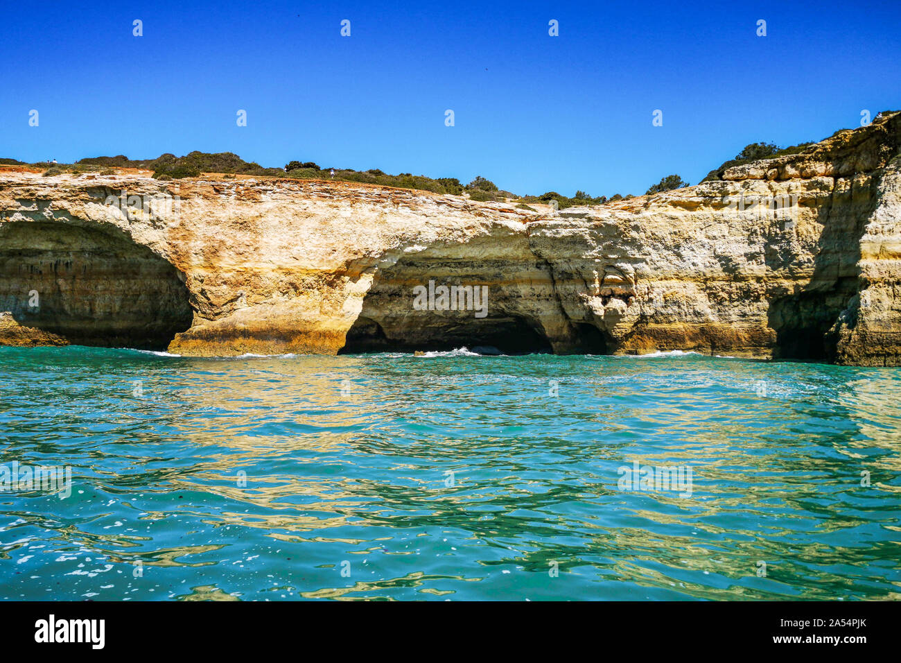 Landschaft der Algarve Küste hat viele Höhlen innerhalb der Klippen mit Blick auf den Atlantik, Portugal Stockfoto