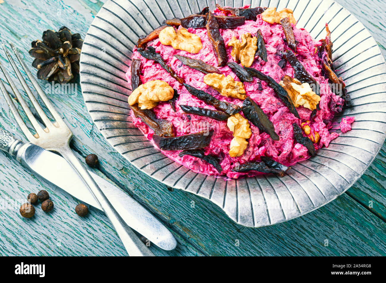 Weihnachten Salat mit roten Rüben, getrocknete Pflaumen und Muttern Stockfoto