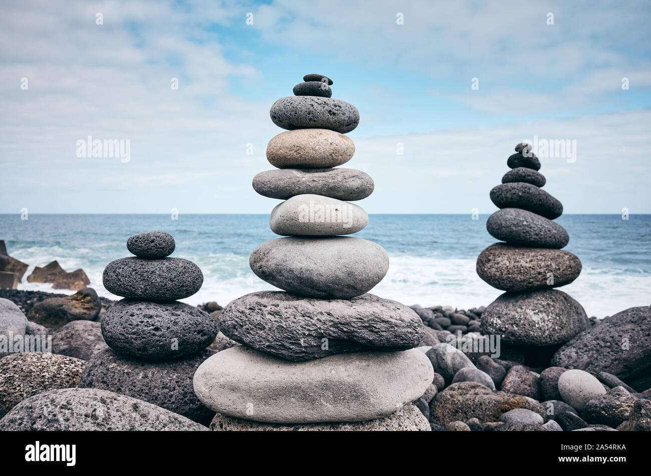 Stein Stapeln auf einem Strand, Balance und Harmonie Konzept, Farbe Tonen angewendet, selektive konzentrieren. Stockfoto