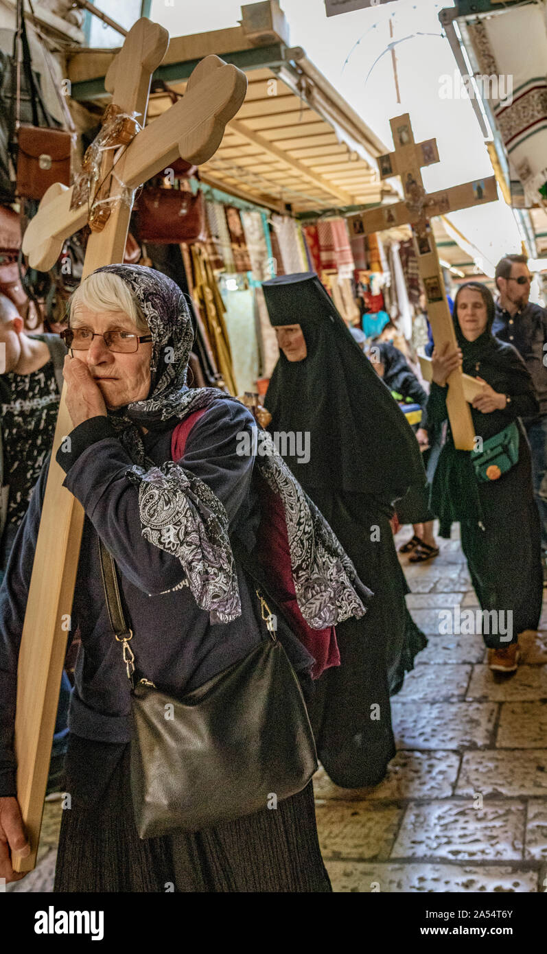 Jerusalem, Israel - 2019-04-26 - Christen tragen symbolische Kreuze auf den Straßen der Stadt. Stockfoto