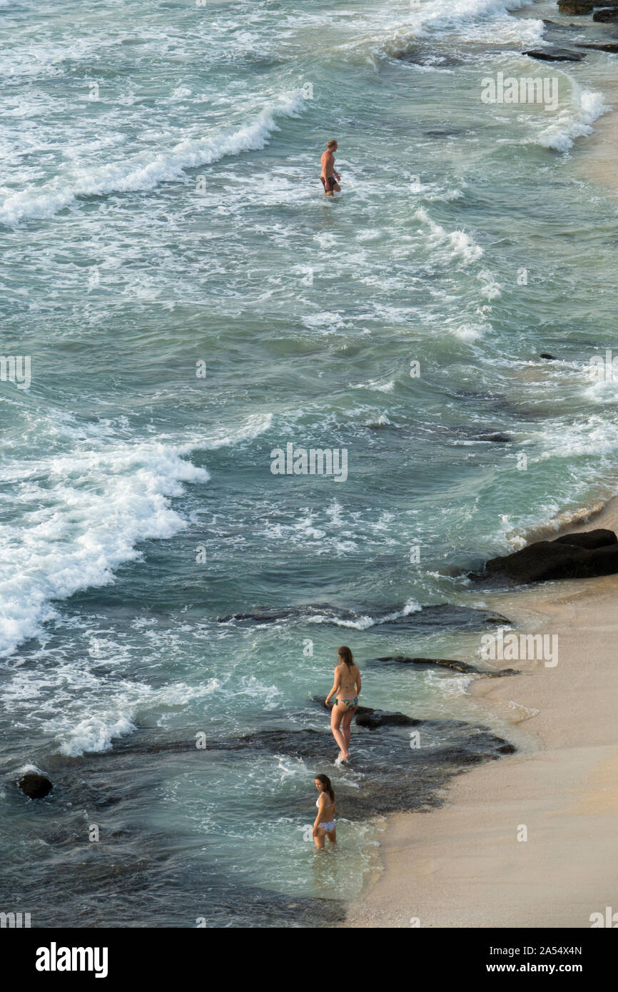 Touristen Baden am Dreamland Beach in Bali, Indonesien Stockfoto