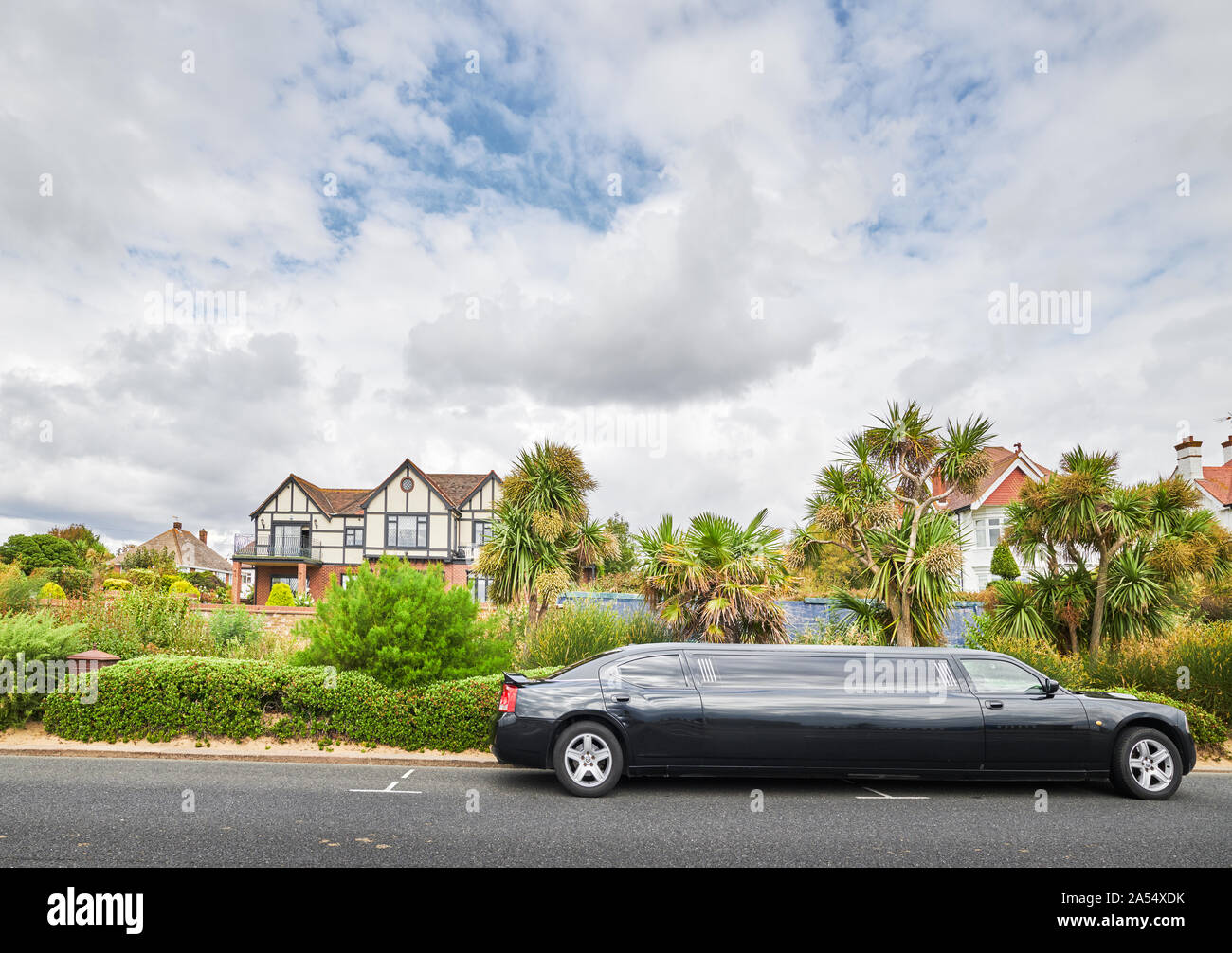 Stretch Limo geparkte berufskranheiten ein luxuriöses Zuhause auf Thorpe Bay, Southend-on-Sea, Essex, England. Stockfoto