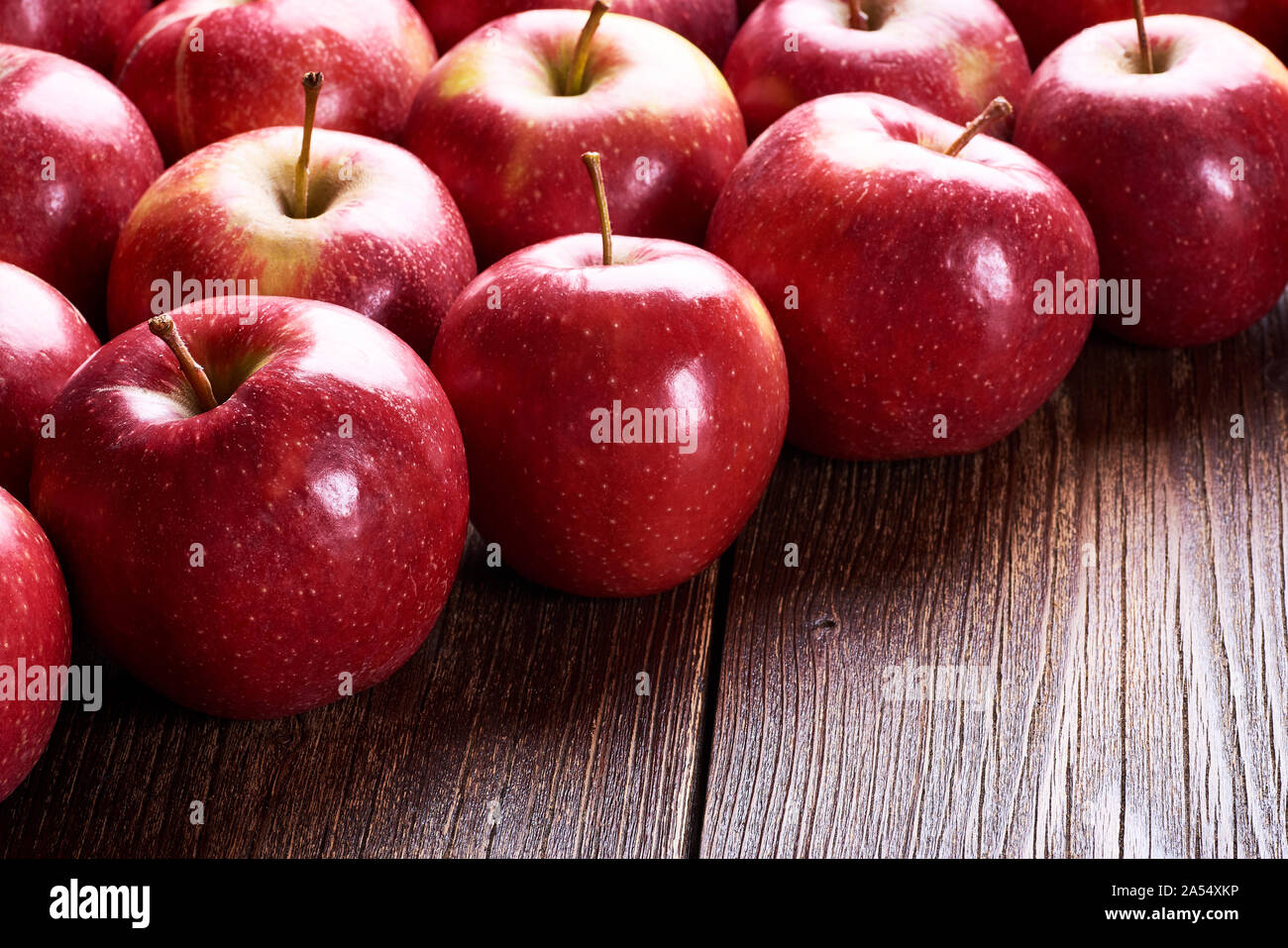 Noch immer leben mit roten Äpfeln auf alten Holzplatte Tisch mit Platz für Text. Stockfoto