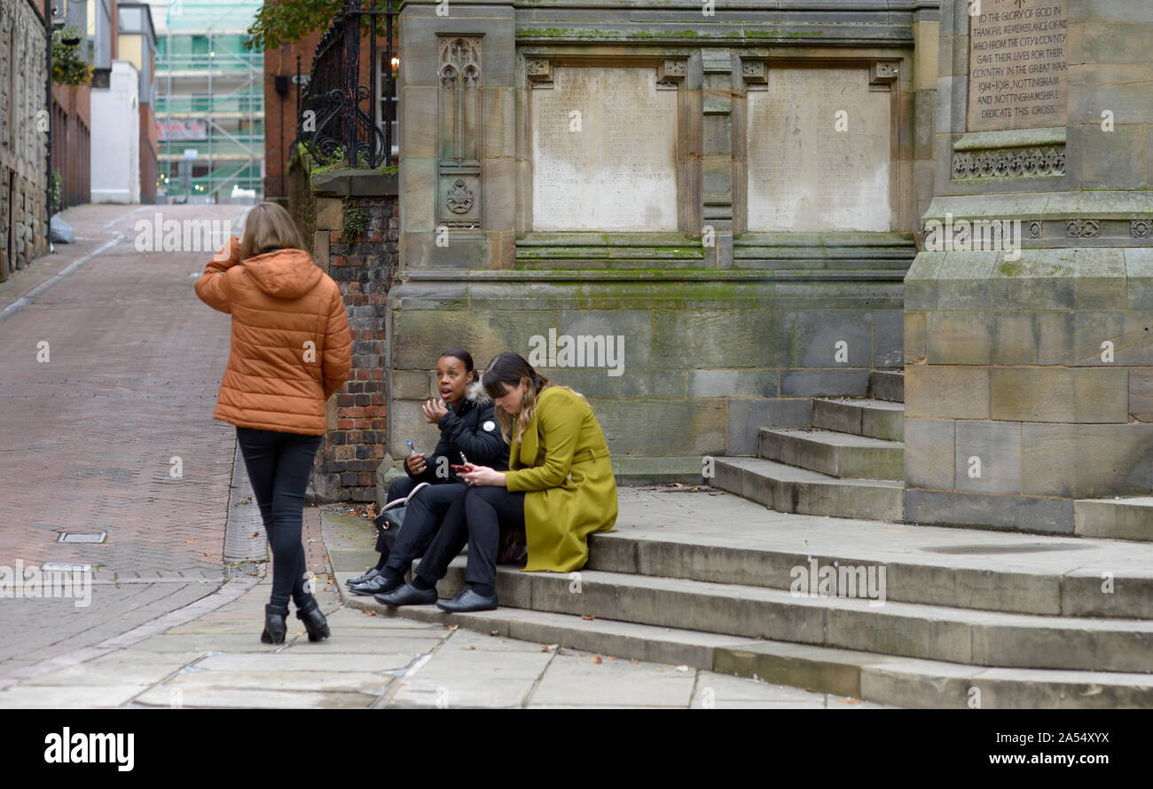 Drei junge Frauen, die sich in Kirche Schritte Stockfoto