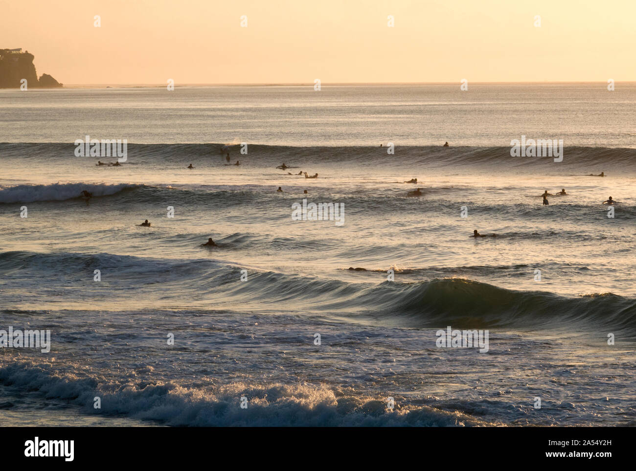 Surfen am Dreamland Beach in Bali, Indonesien Stockfoto