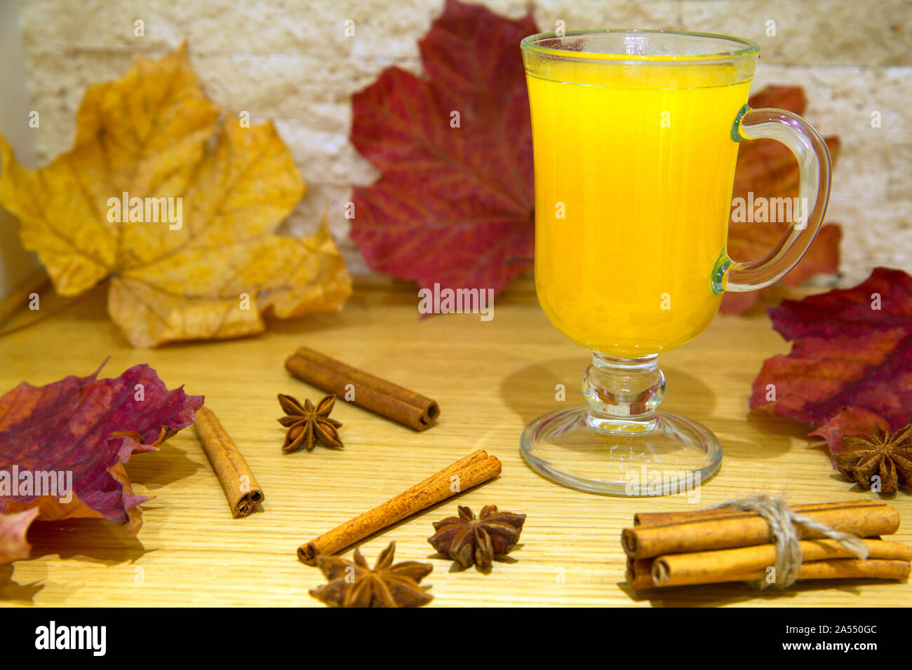 Lecker heißer Herbst trinken mit Gewürzen, getrocknete Blätter Dekorationen. Stockfoto