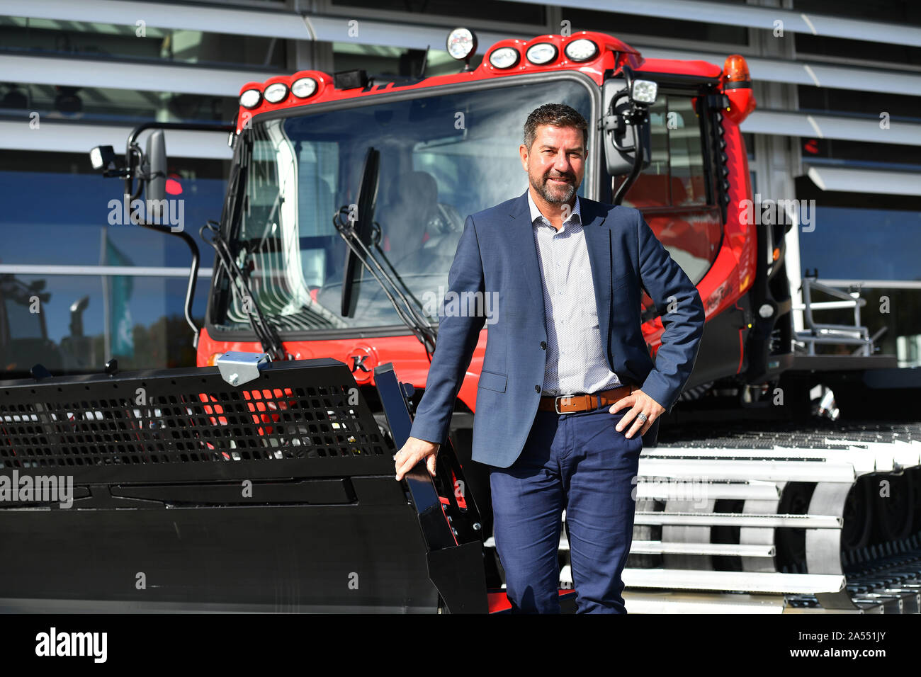 Laupheim, Deutschland. 17 Okt, 2019. Jens Rottmair, Sprecher der Geschäftsführung für Kaessbohrer Geländefahrzeug AG, Posieren auf einem Pisten Bully, Snowcat am Hauptsitz des Unternehmens in Laupheim auf 17.101. 2019 | Verwendung der weltweiten Kredit: dpa/Alamy leben Nachrichten Stockfoto