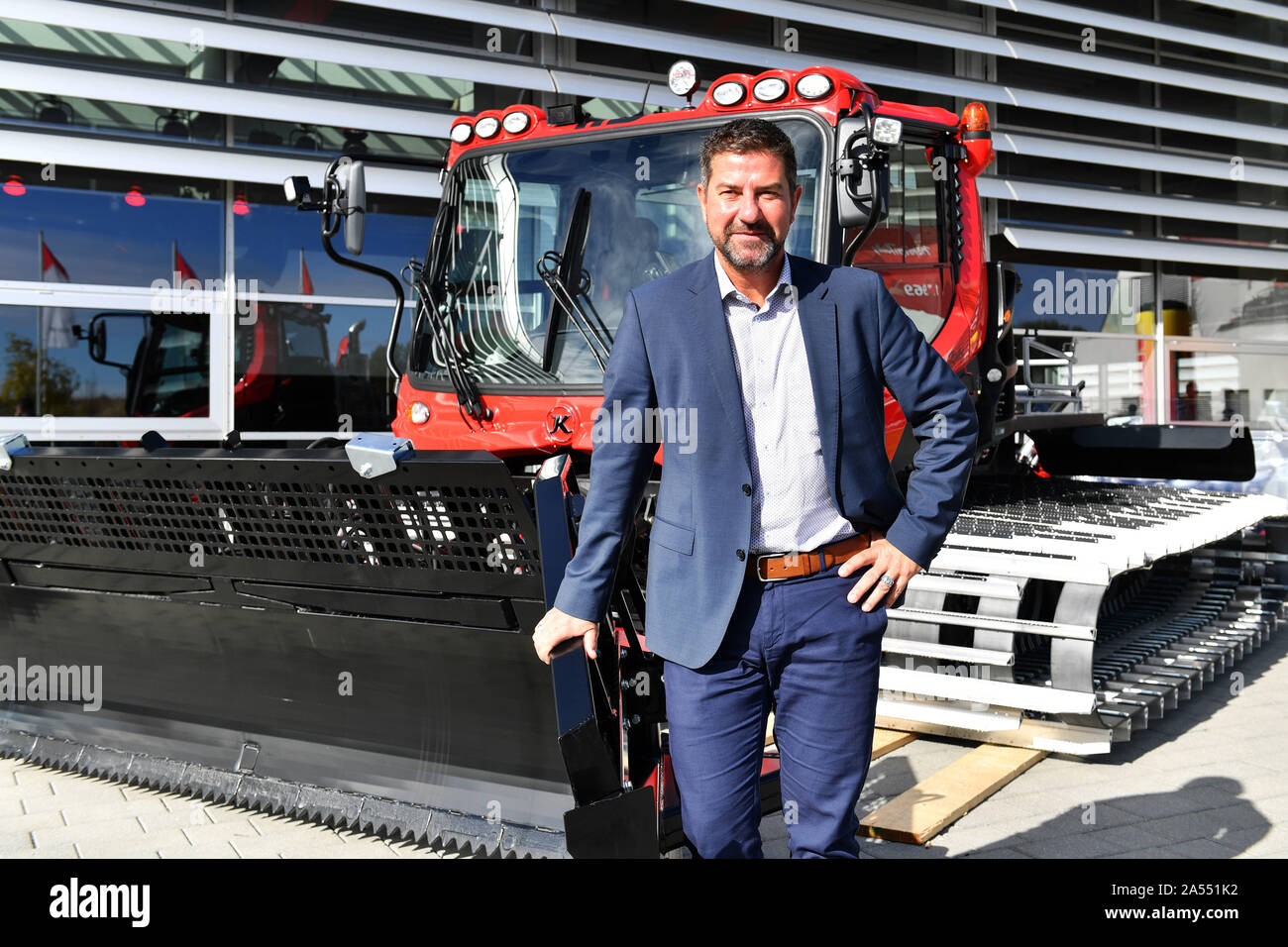 Laupheim, Deutschland. 17 Okt, 2019. Jens Rottmair, Sprecher der Geschäftsführung für Kaessbohrer Geländefahrzeug AG, Posieren auf einem Pisten Bully, Snowcat am Hauptsitz des Unternehmens in Laupheim auf 17.101. 2019 | Verwendung der weltweiten Kredit: dpa/Alamy leben Nachrichten Stockfoto
