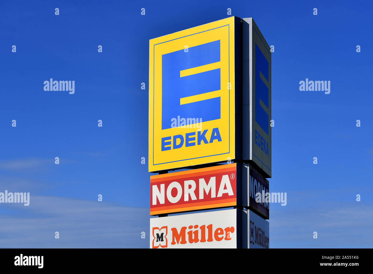 München, Deutschland. 17 Okt, 2019. NORMA, Mueller, Firmenlogo, EDEKA die EDEKA-Gruppe (eigene Schreibweise: EDEKA, ursprünglich Abkürzung für Einkaufsgenossenschaft des kolonialwarenhaendler) ist eine Kooperative kooperative Unternehmen Gruppe im deutschen Einzelhandel. | Verwendung der weltweiten Kredit: dpa/Alamy leben Nachrichten Stockfoto