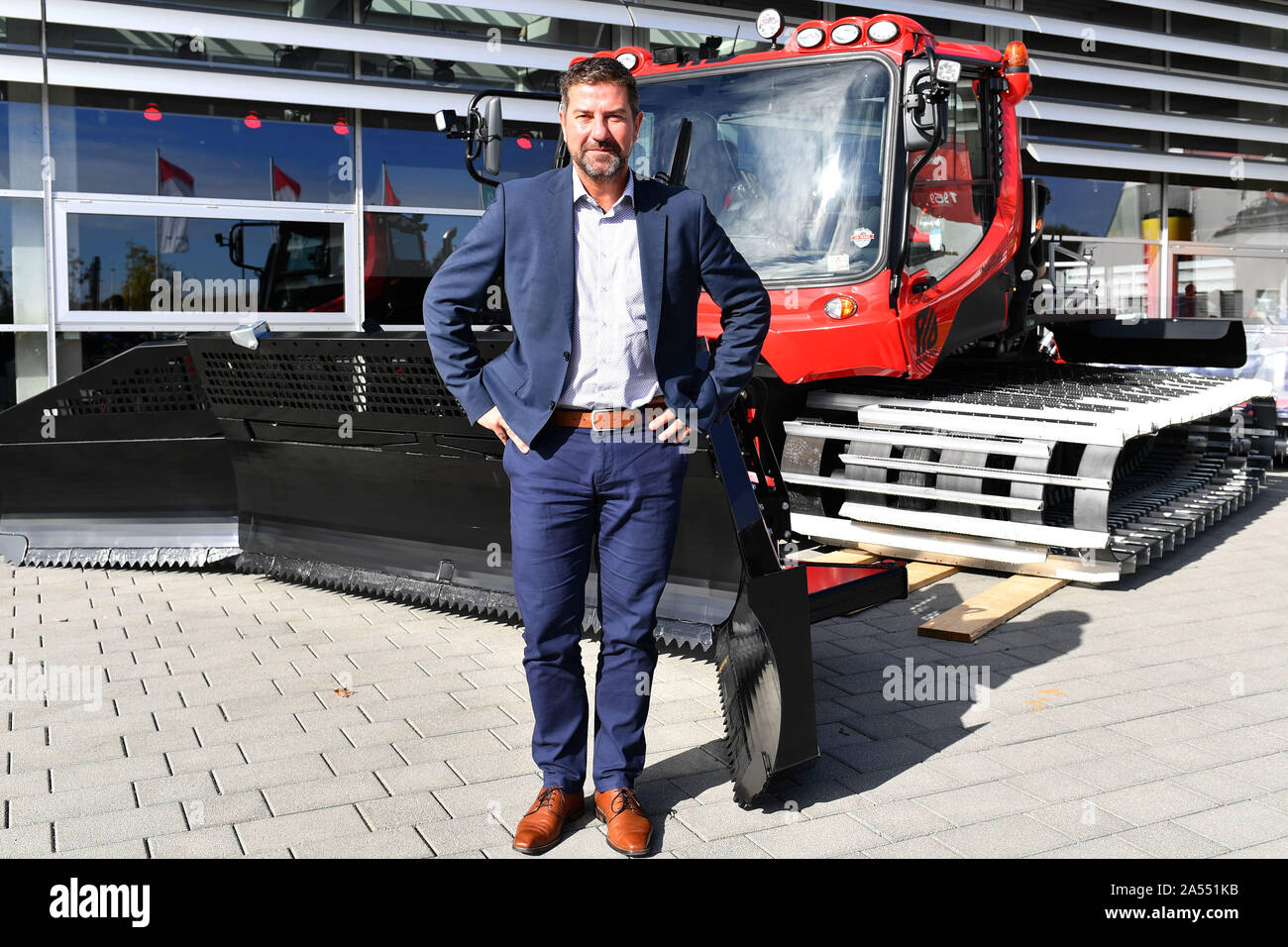 Laupheim, Deutschland. 17 Okt, 2019. Jens Rottmair, Sprecher der Geschäftsführung für Kaessbohrer Geländefahrzeug AG, Posieren auf einem Pisten Bully, Snowcat am Hauptsitz des Unternehmens in Laupheim auf 17.101. 2019 | Verwendung der weltweiten Kredit: dpa/Alamy leben Nachrichten Stockfoto
