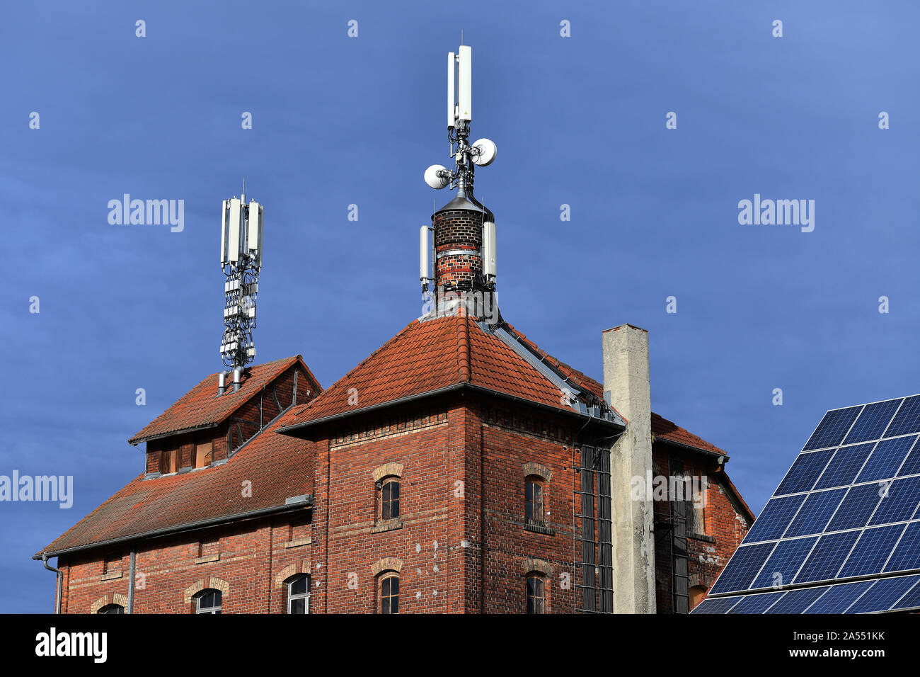 Nersingen, Deutschland. 17 Okt, 2019. Mobile Masten, Antennen, Antennen auf  dem Dach. 5G, Mobilfunkantenne, Antennenmast, Mobilfunk. LTE, eine  Basisstation ist ein stationäres Gerät für die drahtlose Übertragung von  Signalen mobile Netzwerke, schnurlose