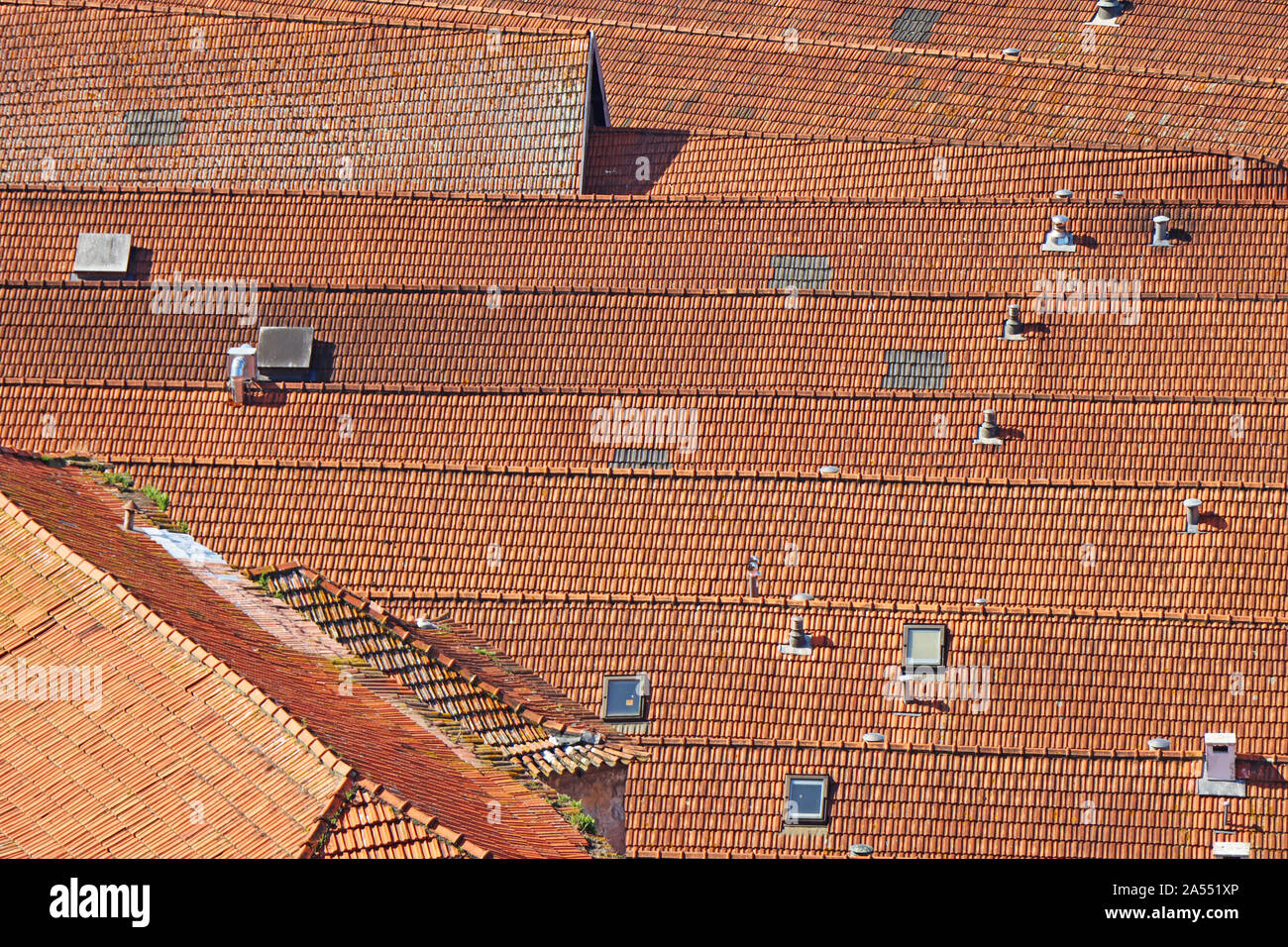 Hintergrund ein Dach mit alten Dachziegeln Stockfoto