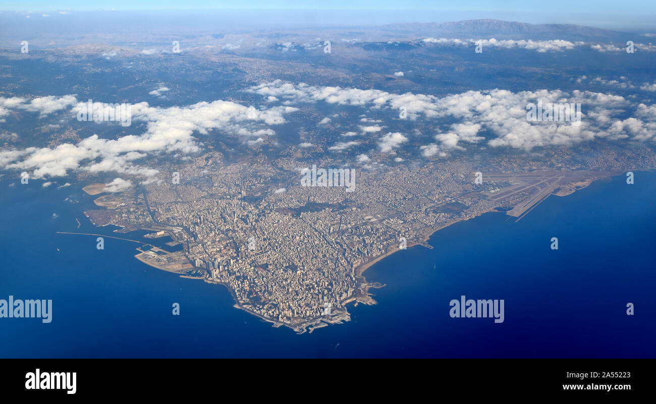 Luftaufnahme von der libanesischen Küste in der Stadt Beirut, mit Mt Libanon im Hintergrund. Stockfoto