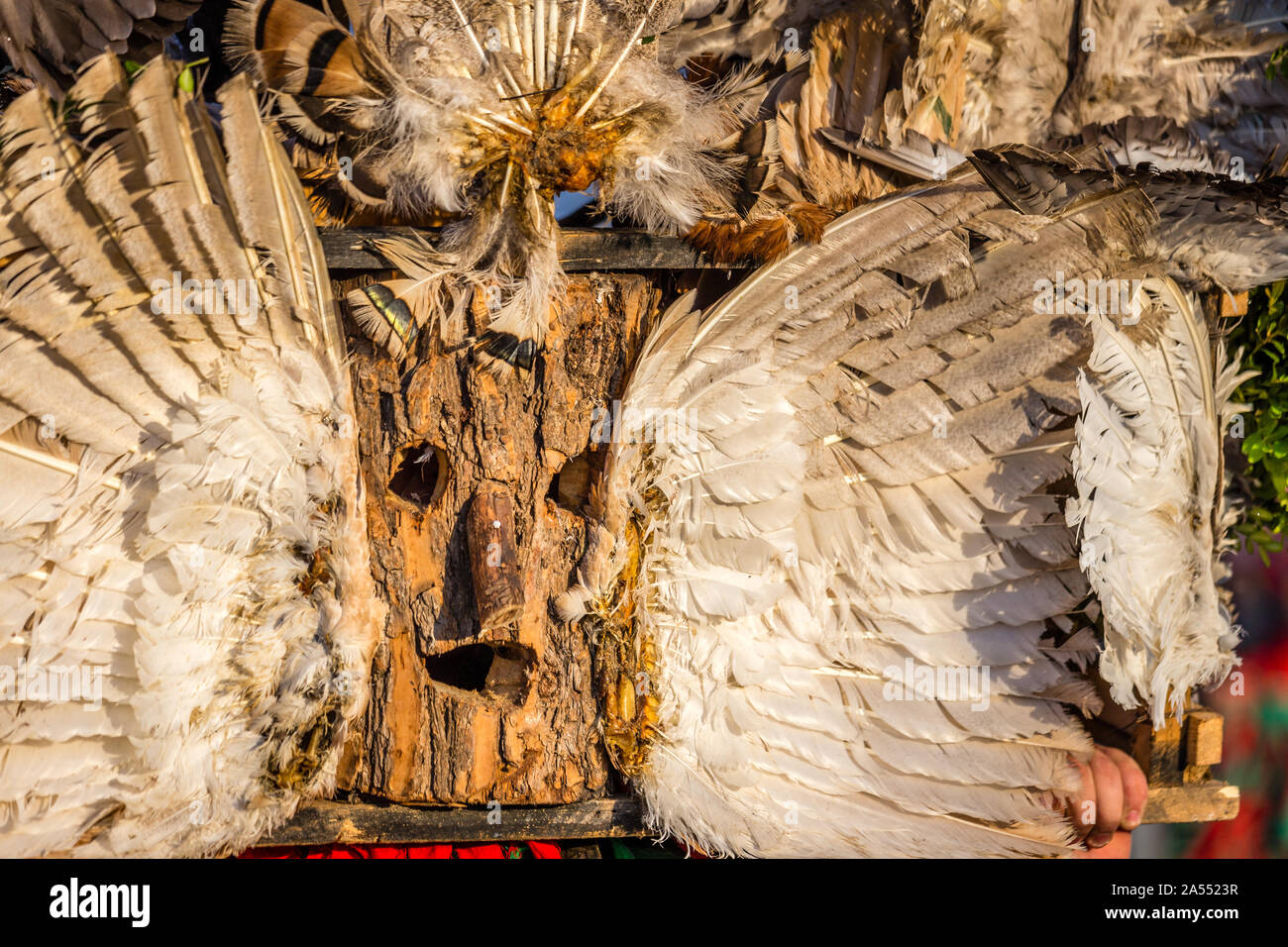 Kukeri durchführen, Rituale, böse Geister an surva Festival in Varna in Bulgarien erschrecken. Die Menschen sind aufgerufen, Kukeri. Holz Maske und Federn. Stockfoto
