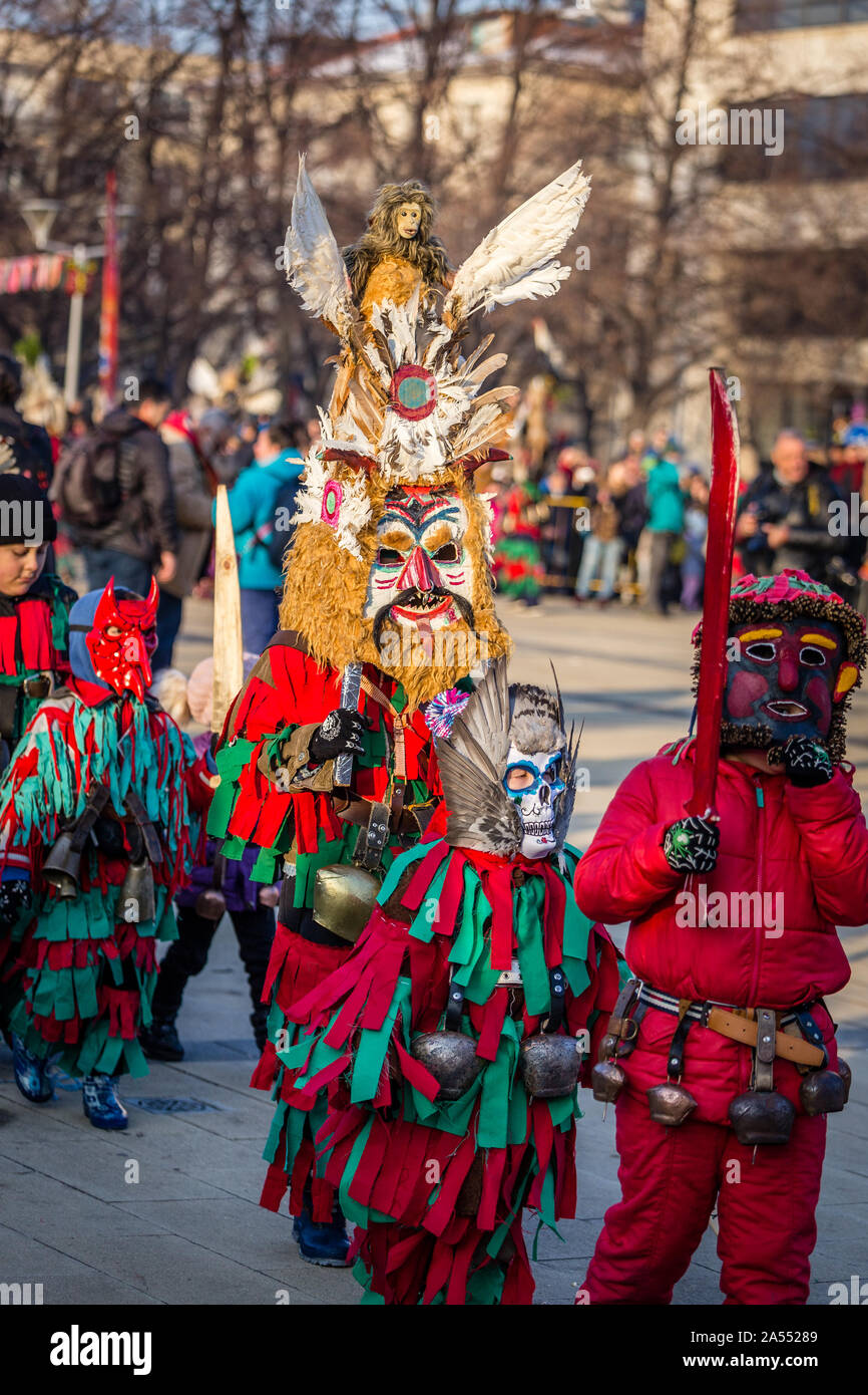 Kukeri durchführen, Rituale, böse Geister an surva Festival in Varna in Bulgarien erschrecken. Die Menschen sind aufgerufen, Kuker. Stockfoto