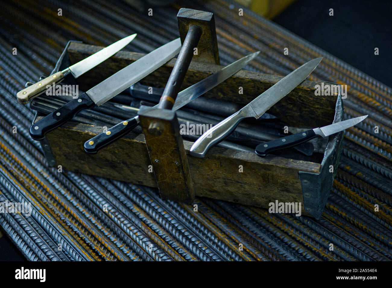 Geschliffene Messer an einem professionellen Spitzer in Deutschland. Stockfoto